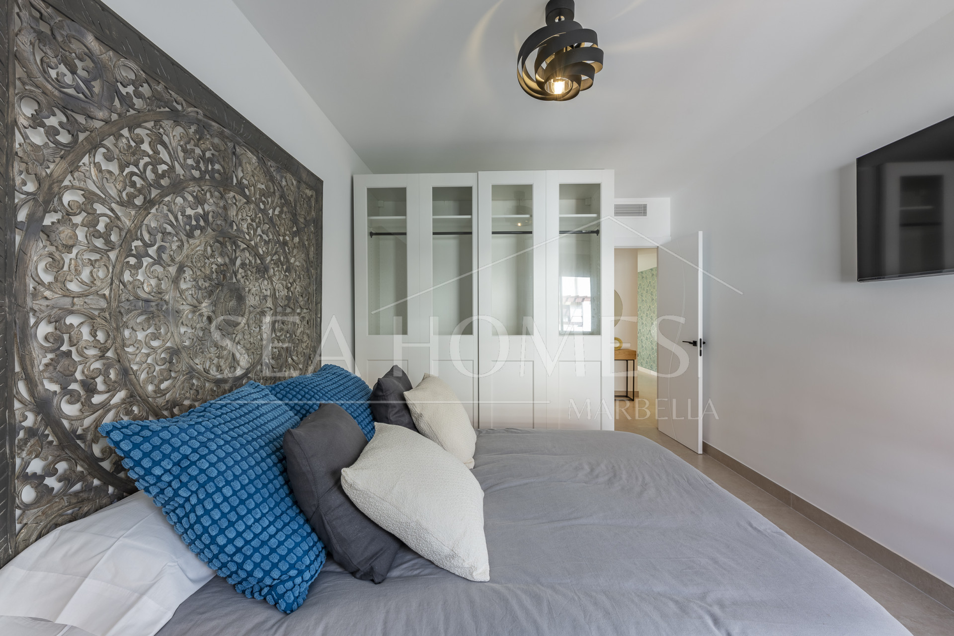 Beautifully renovated three-bedroom, east facing apartment, located in one of the most desirable complexes in Nueva Andalucia, La Maestranza.