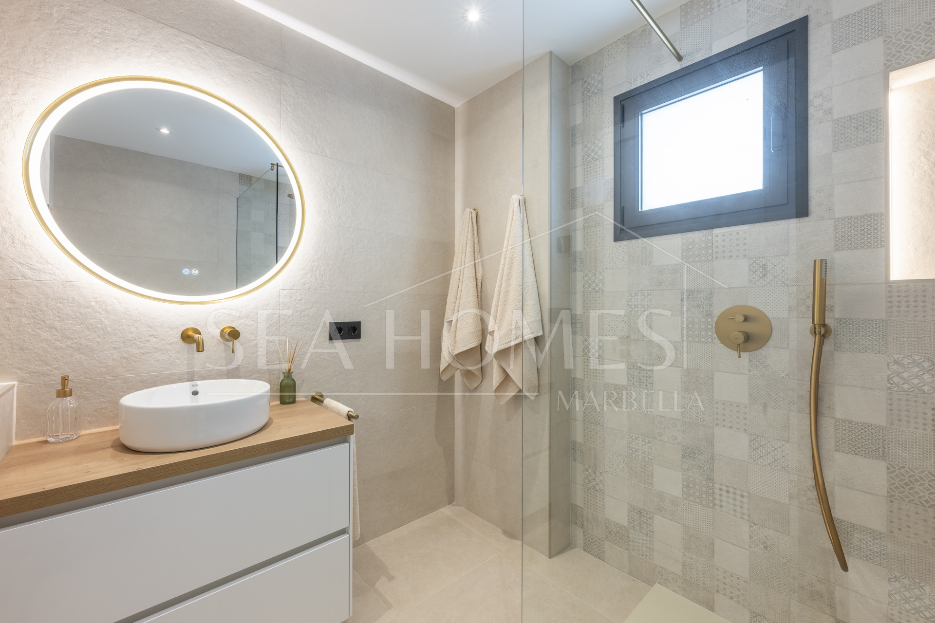 Beautifully renovated three-bedroom, east facing apartment, located in one of the most desirable complexes in Nueva Andalucia, La Maestranza.