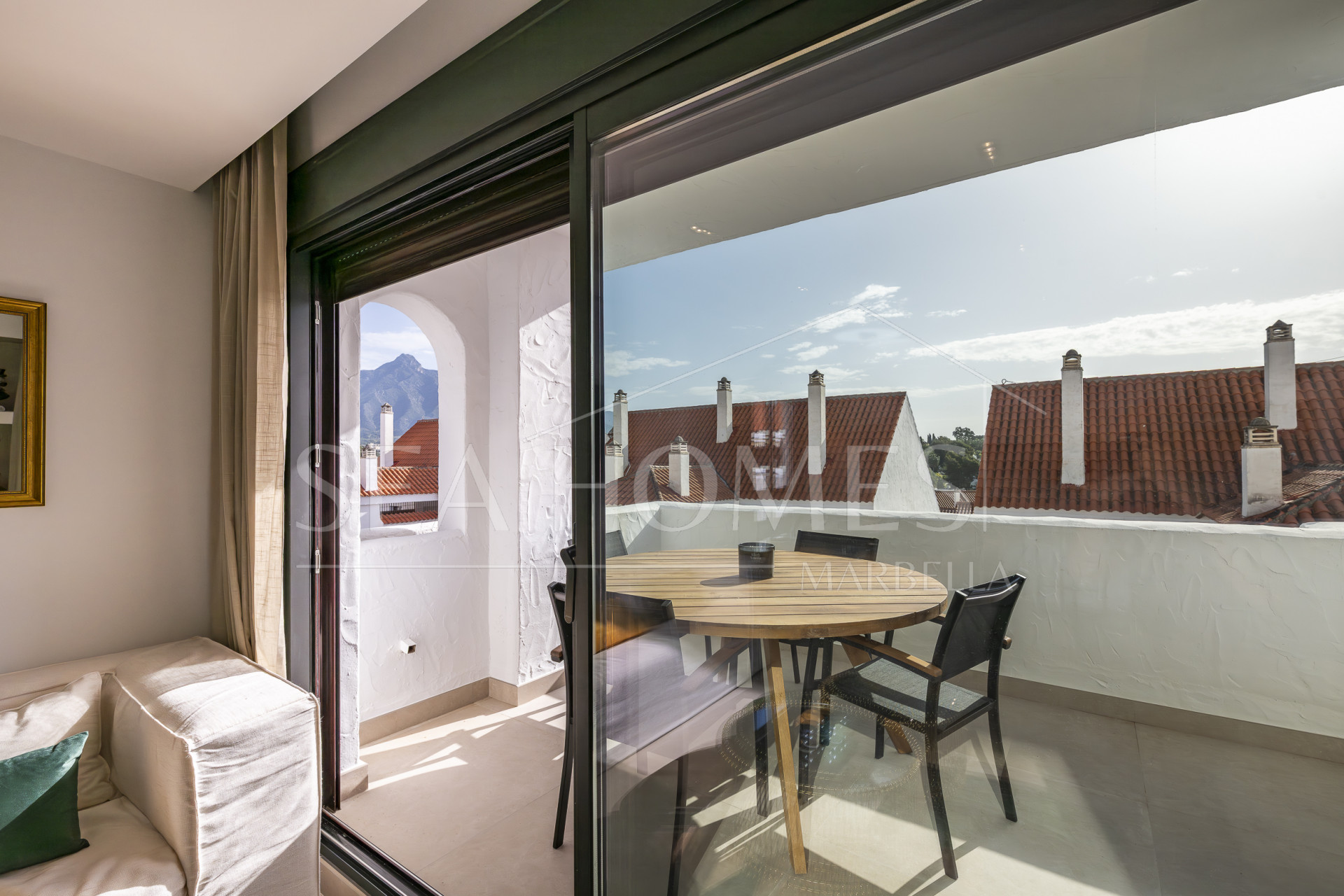 Beautifully renovated three-bedroom, east facing apartment, located in one of the most desirable complexes in Nueva Andalucia, La Maestranza.