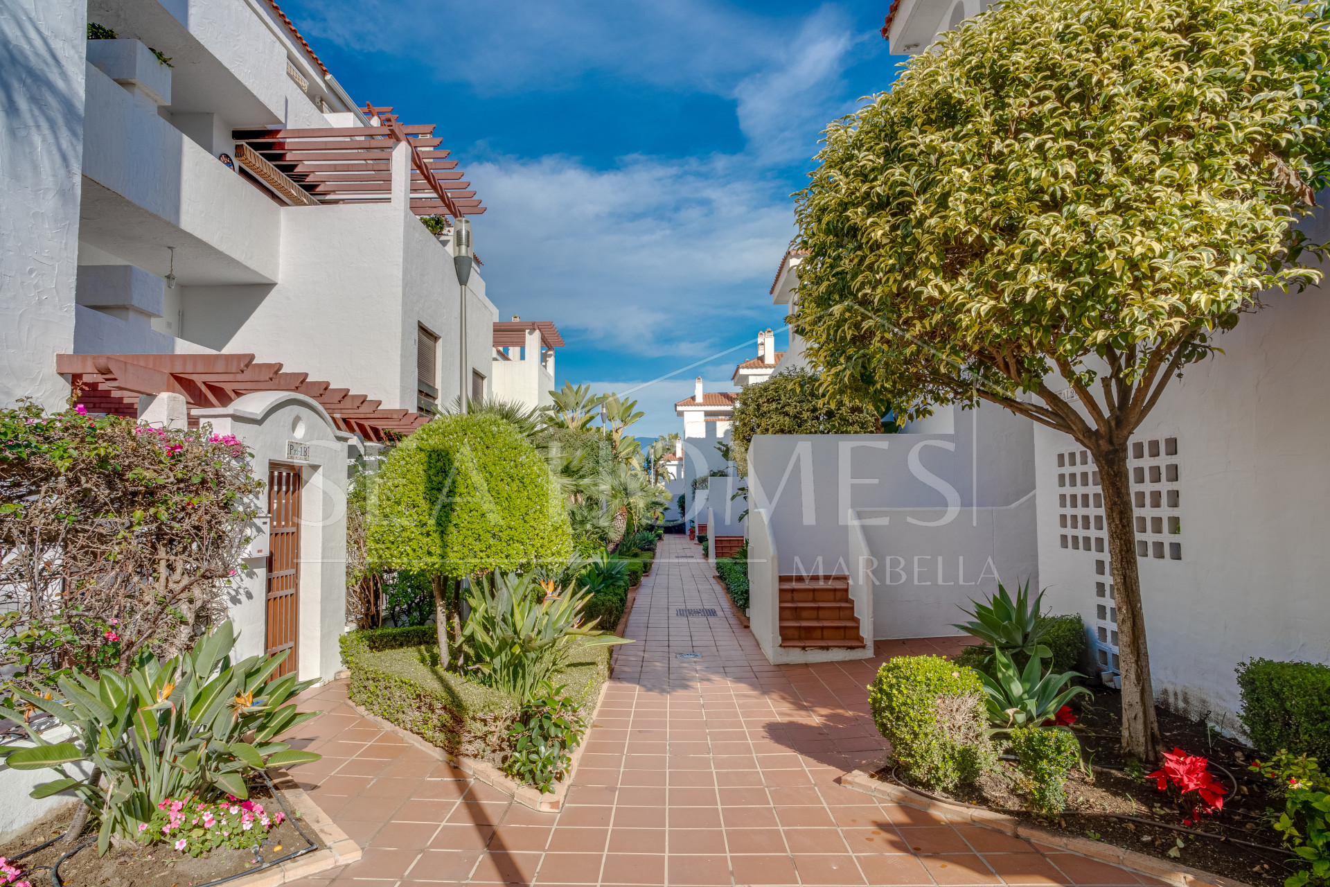 Beautifully renovated three-bedroom, east facing apartment, located in one of the most desirable complexes in Nueva Andalucia, La Maestranza.