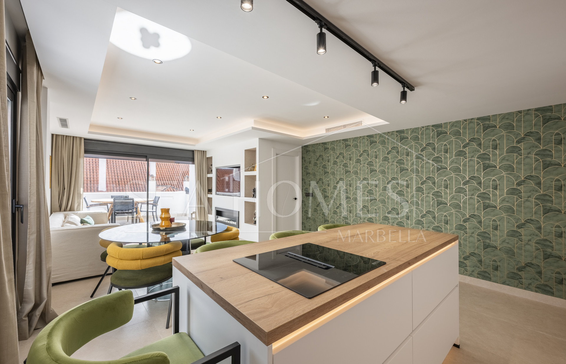 Beautifully renovated three-bedroom, east facing apartment, located in one of the most desirable complexes in Nueva Andalucia, La Maestranza.