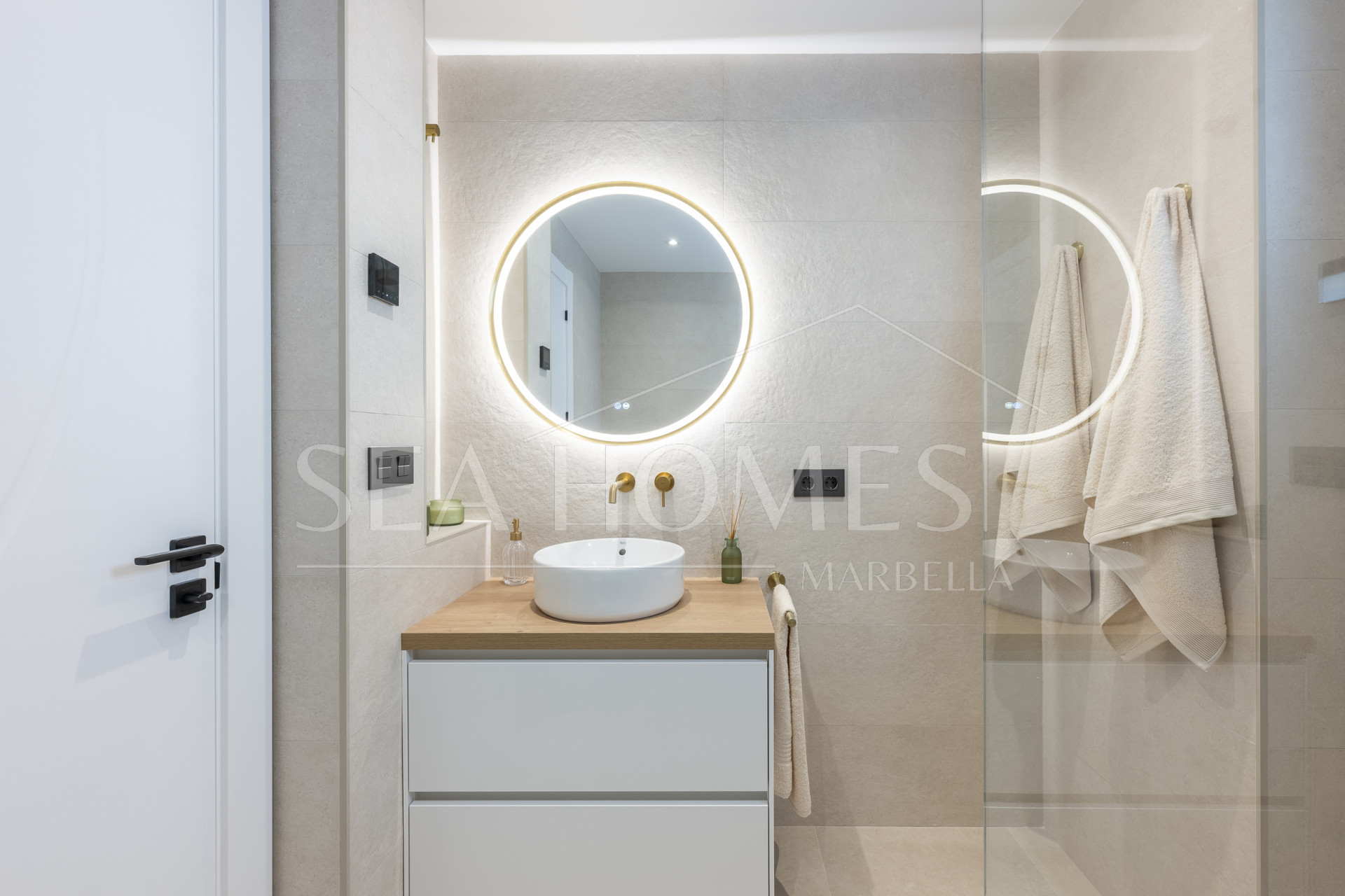 Beautifully renovated three-bedroom, east facing apartment, located in one of the most desirable complexes in Nueva Andalucia, La Maestranza.