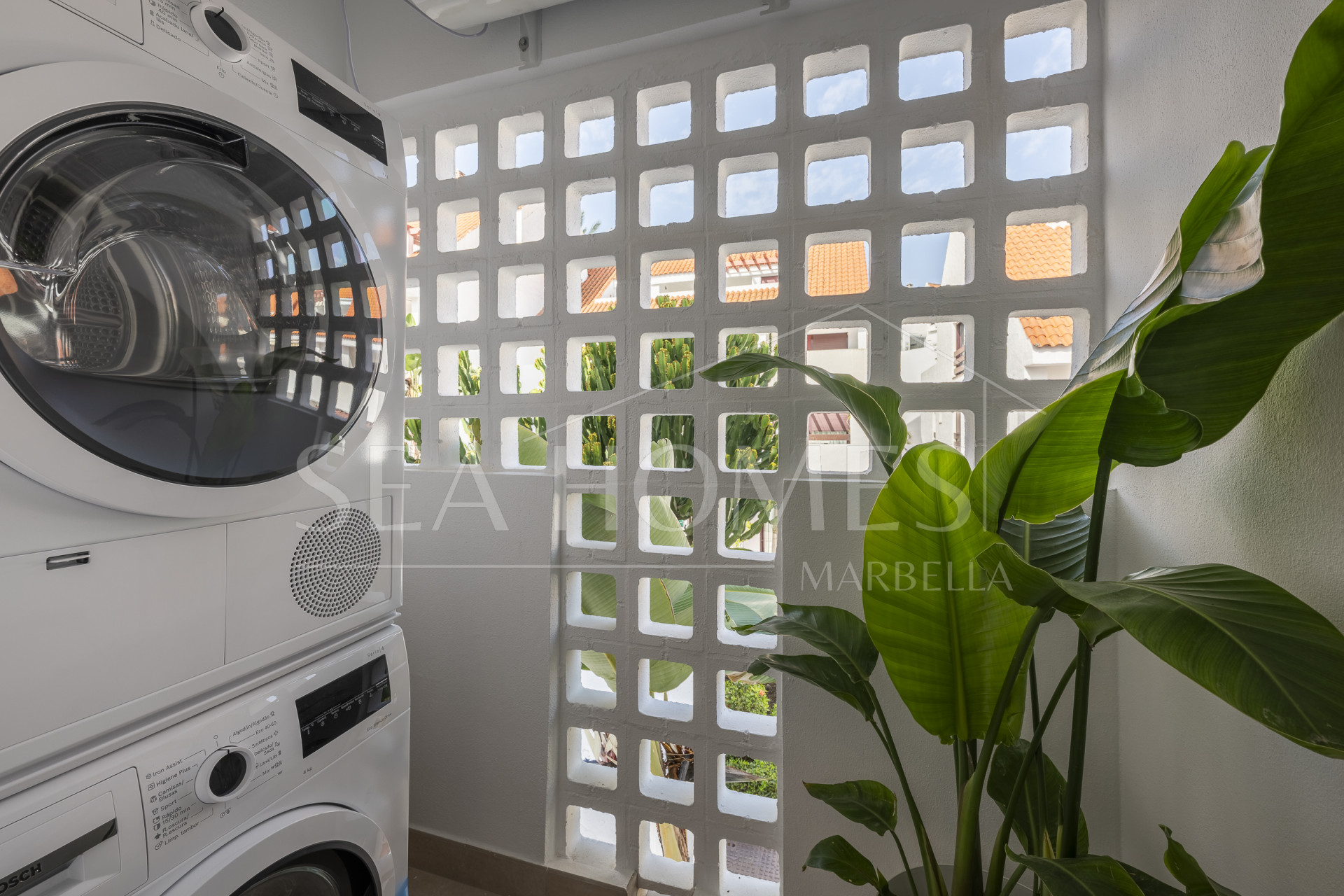 Beautifully renovated three-bedroom, east facing apartment, located in one of the most desirable complexes in Nueva Andalucia, La Maestranza.