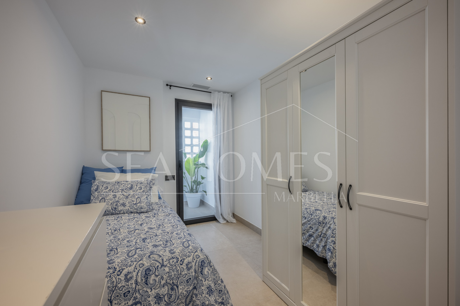 Beautifully renovated three-bedroom, east facing apartment, located in one of the most desirable complexes in Nueva Andalucia, La Maestranza.