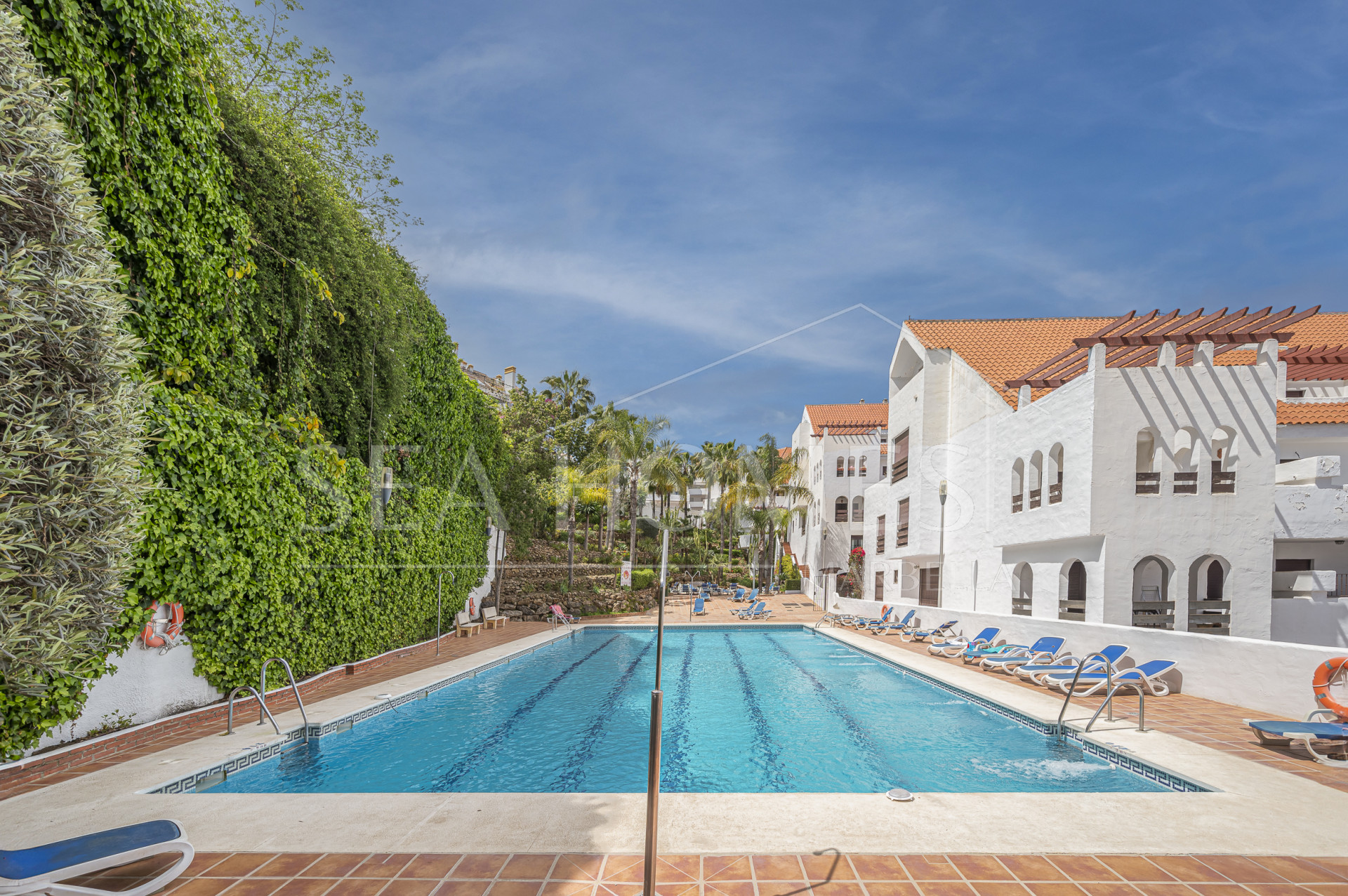 Beautifully renovated three-bedroom, east facing apartment, located in one of the most desirable complexes in Nueva Andalucia, La Maestranza.