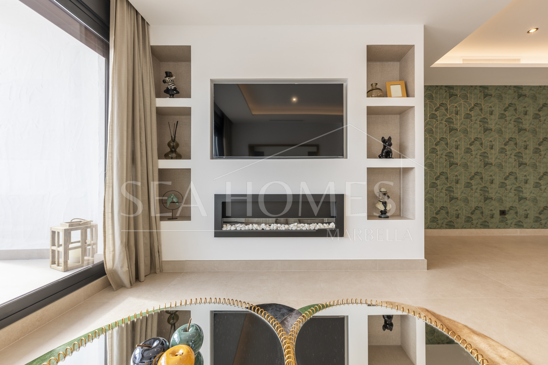 Beautifully renovated three-bedroom, east facing apartment, located in one of the most desirable complexes in Nueva Andalucia, La Maestranza.