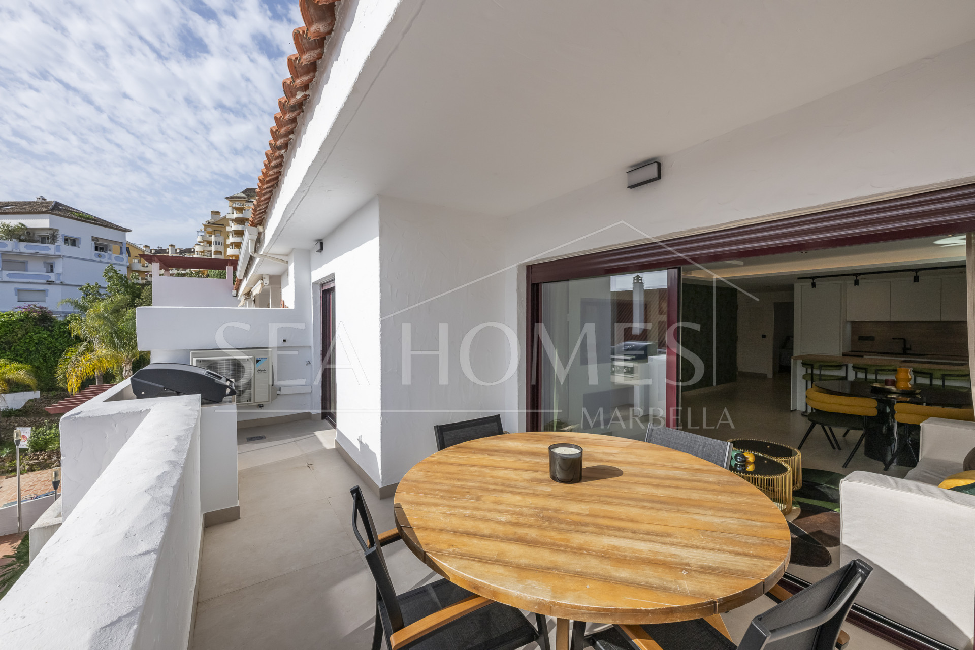 Beautifully renovated three-bedroom, east facing apartment, located in one of the most desirable complexes in Nueva Andalucia, La Maestranza.