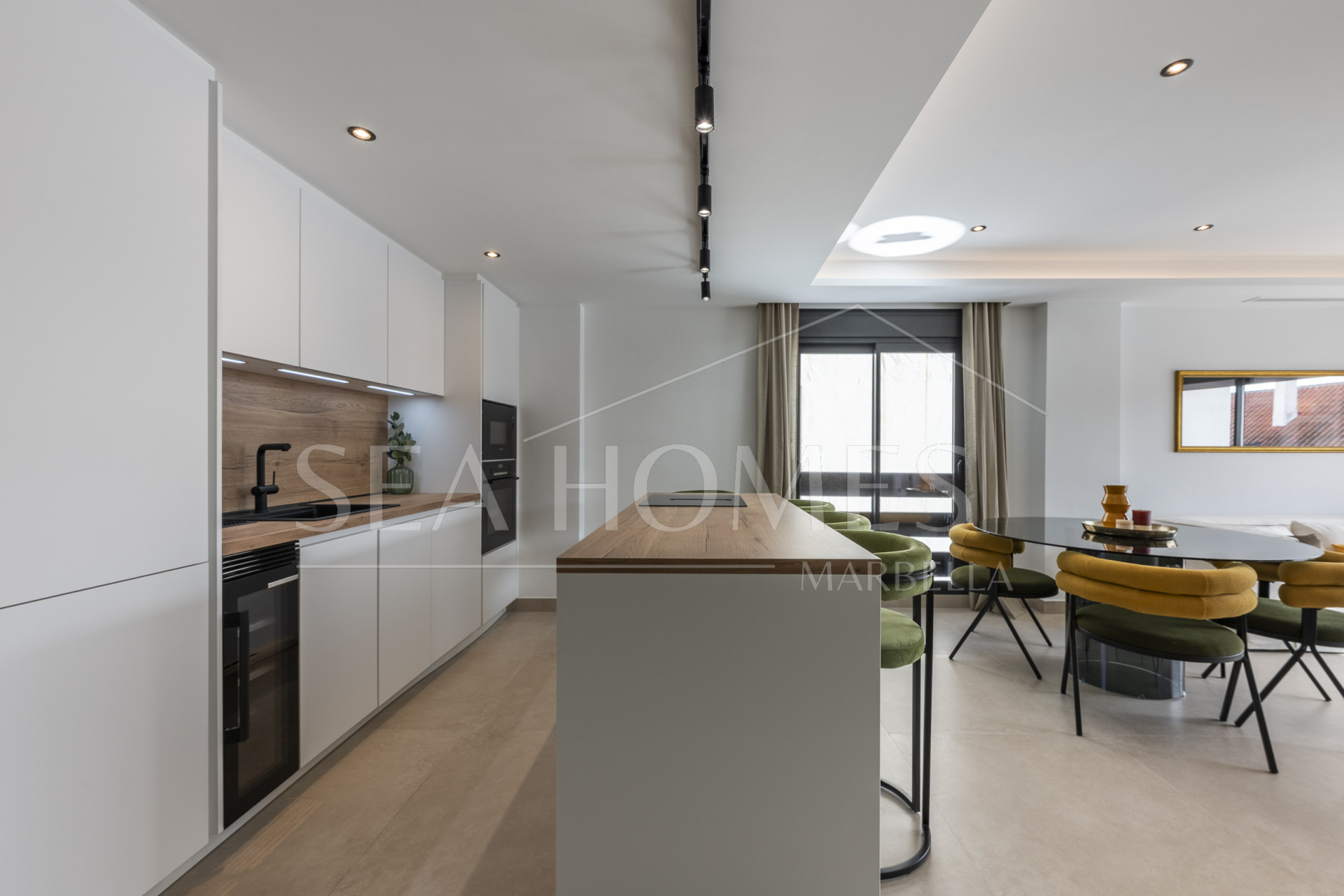 Beautifully renovated three-bedroom, east facing apartment, located in one of the most desirable complexes in Nueva Andalucia, La Maestranza.