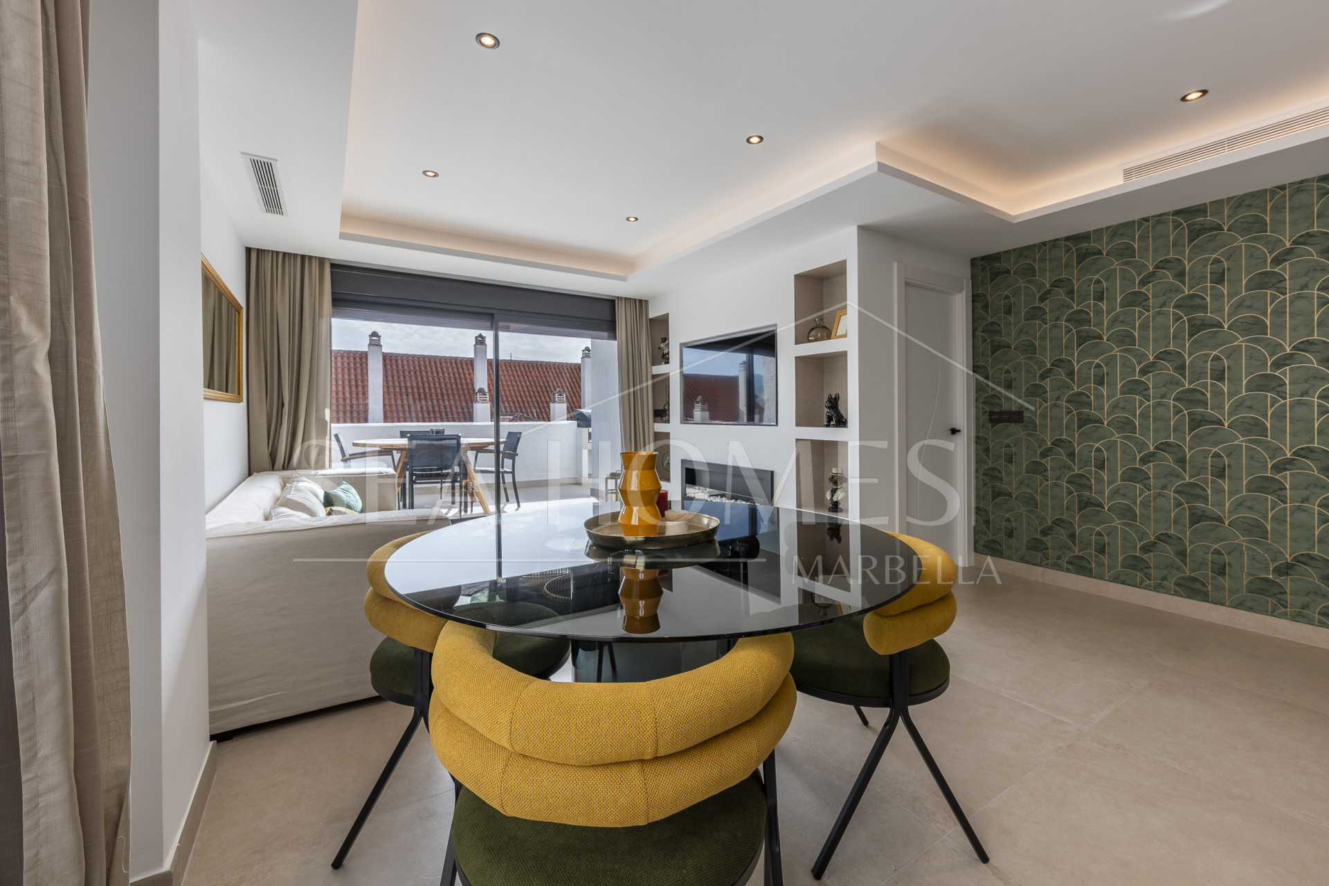 Beautifully renovated three-bedroom, east facing apartment, located in one of the most desirable complexes in Nueva Andalucia, La Maestranza.