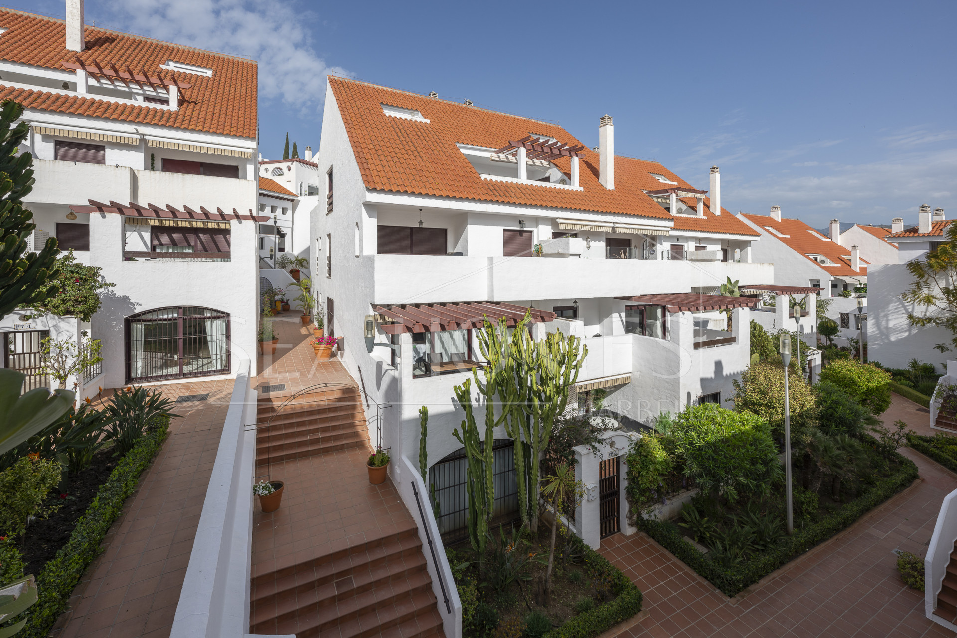 Beautifully renovated three-bedroom, east facing apartment, located in one of the most desirable complexes in Nueva Andalucia, La Maestranza.