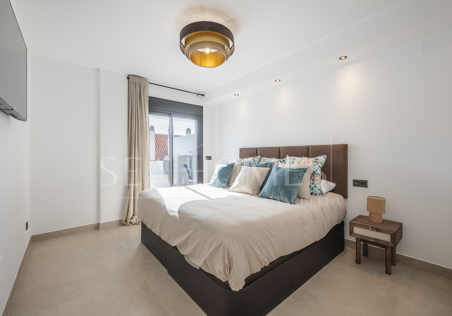 Beautifully renovated three-bedroom, east facing apartment, located in one of the most desirable complexes in Nueva Andalucia, La Maestranza.