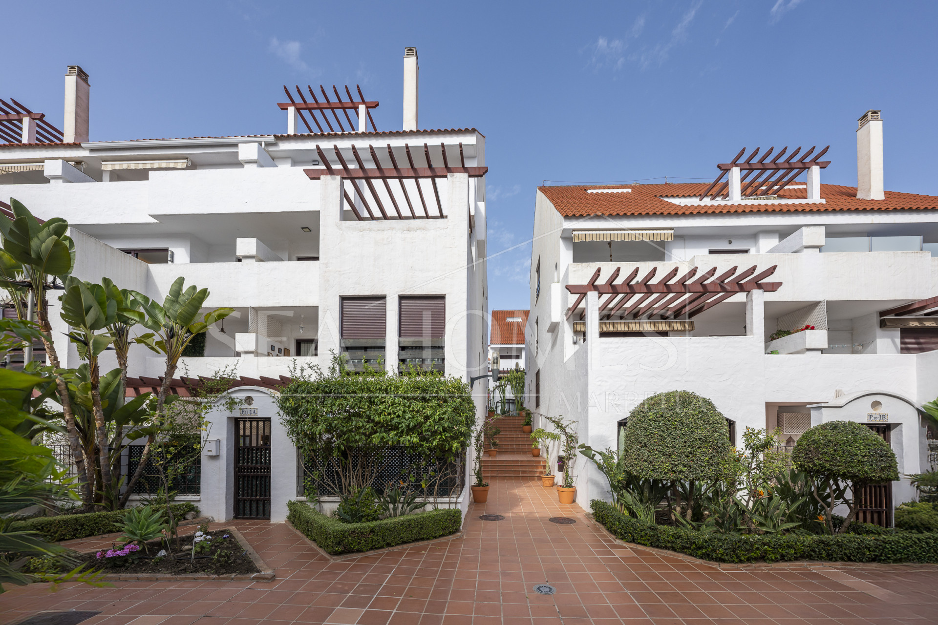 Beautifully renovated three-bedroom, east facing apartment, located in one of the most desirable complexes in Nueva Andalucia, La Maestranza.