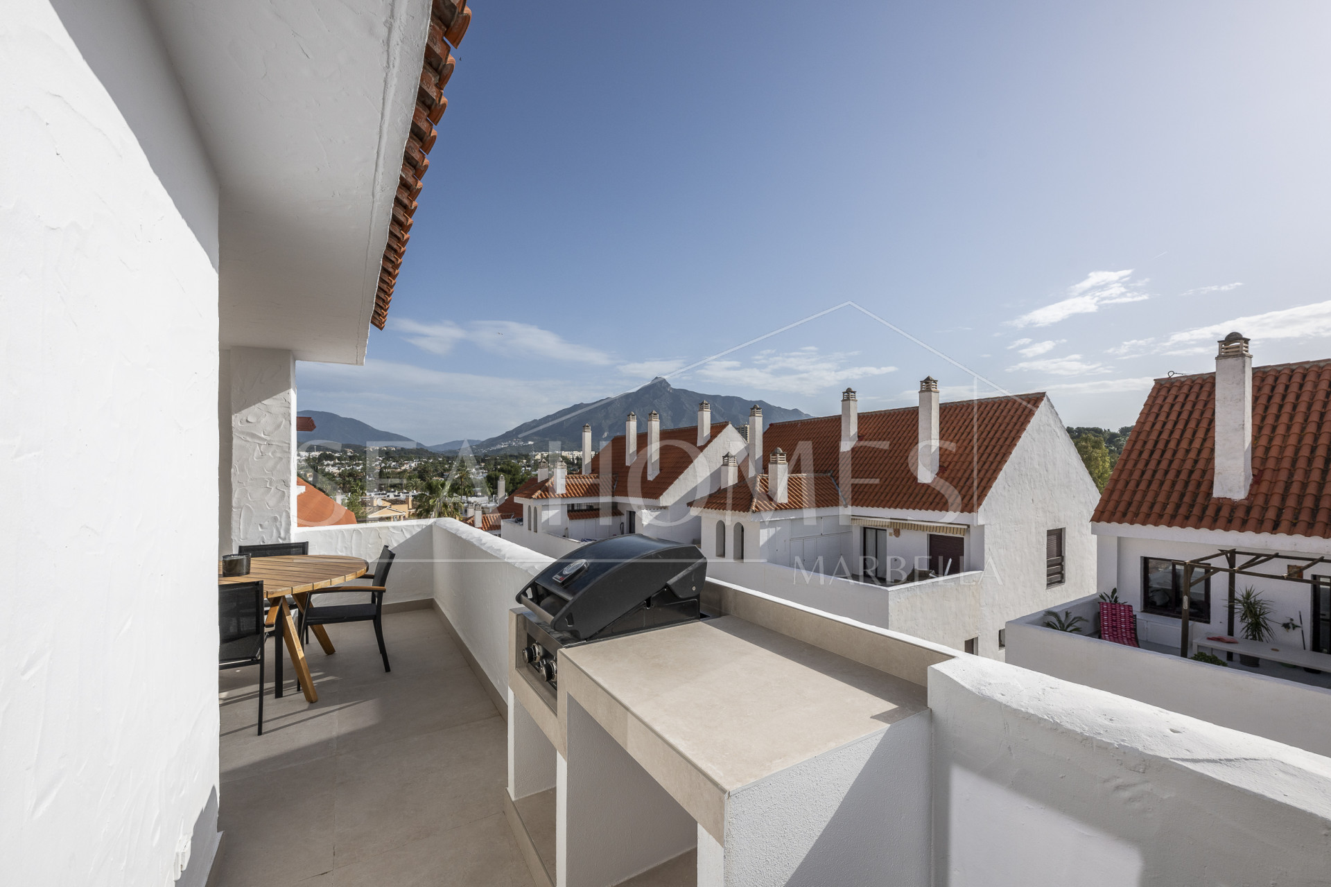 Beautifully renovated three-bedroom, east facing apartment, located in one of the most desirable complexes in Nueva Andalucia, La Maestranza.
