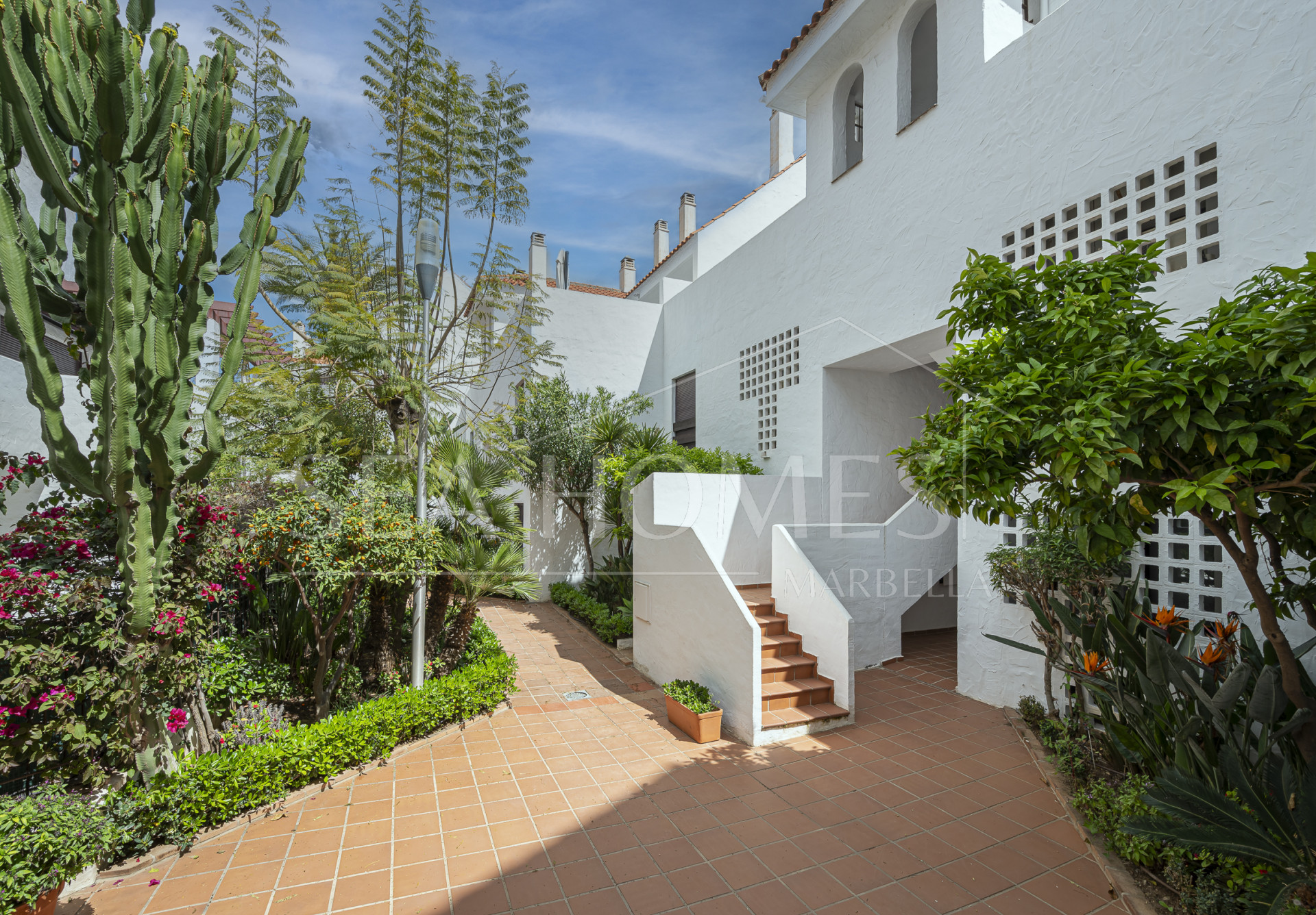 Beautifully renovated three-bedroom, east facing apartment, located in one of the most desirable complexes in Nueva Andalucia, La Maestranza.
