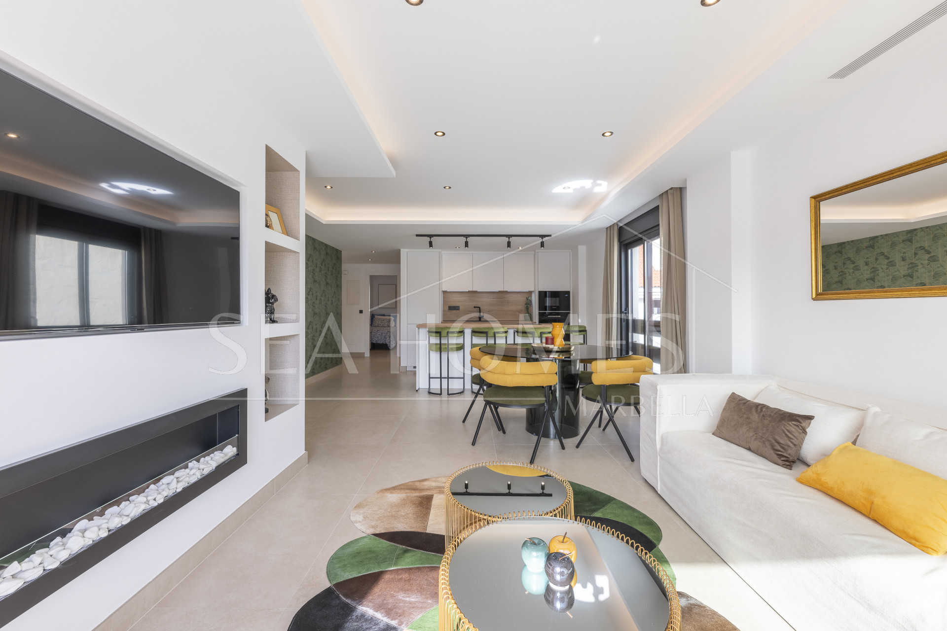 Beautifully renovated three-bedroom, east facing apartment, located in one of the most desirable complexes in Nueva Andalucia, La Maestranza.