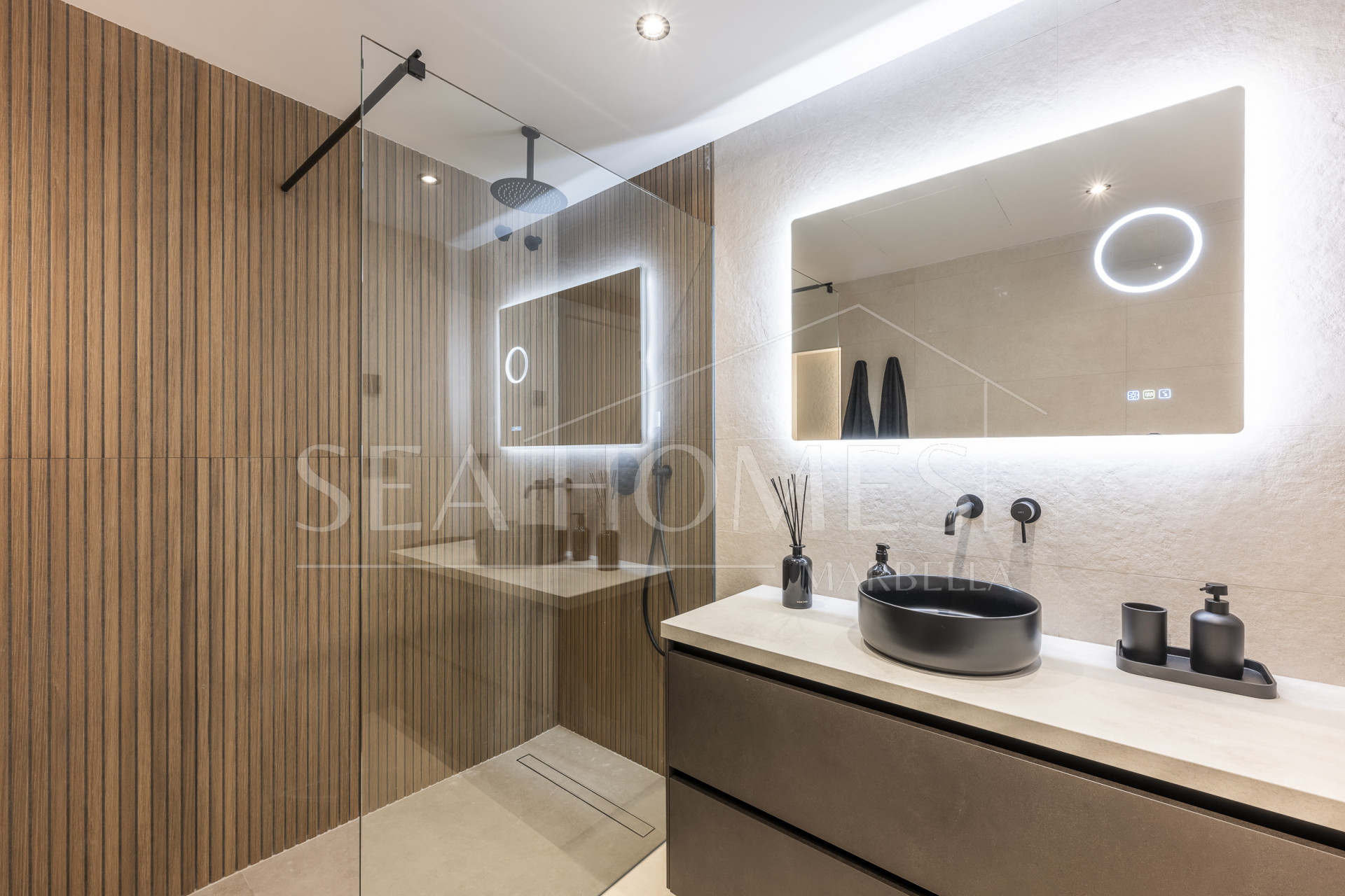 Beautifully renovated three-bedroom, east facing apartment, located in one of the most desirable complexes in Nueva Andalucia, La Maestranza.