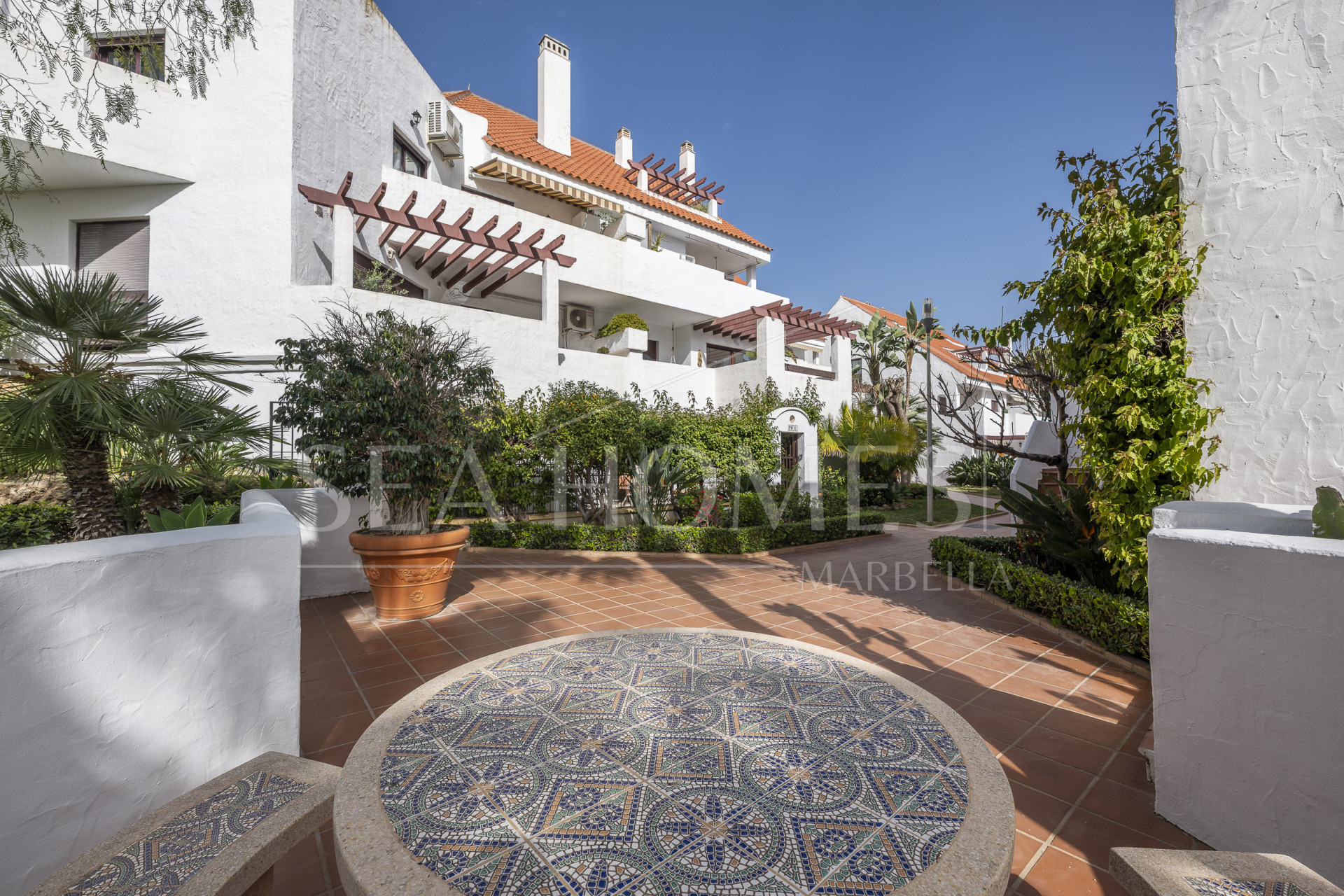 Beautifully renovated three-bedroom, east facing apartment, located in one of the most desirable complexes in Nueva Andalucia, La Maestranza.