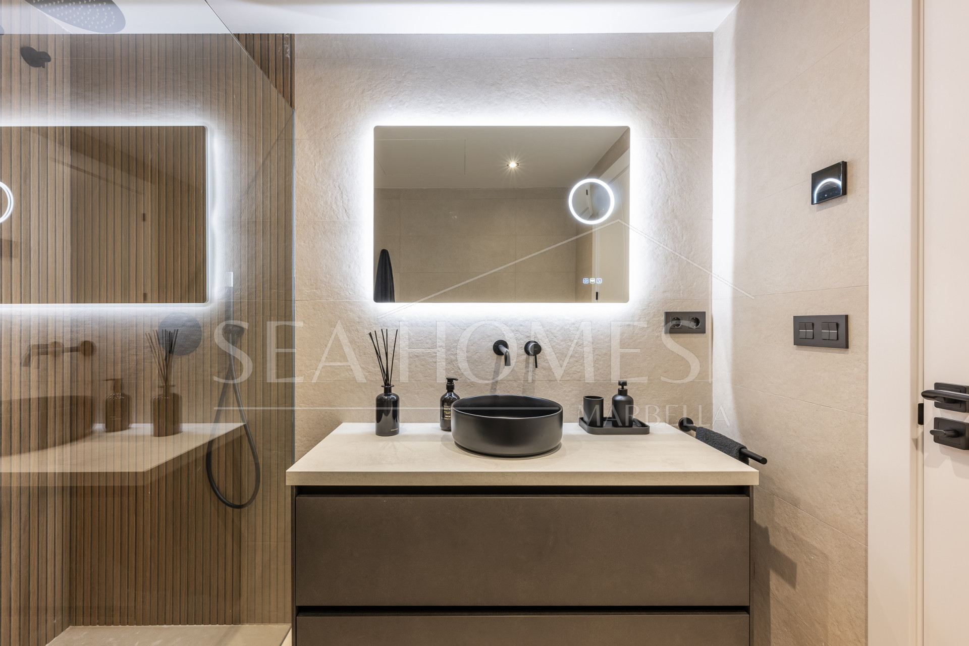 Beautifully renovated three-bedroom, east facing apartment, located in one of the most desirable complexes in Nueva Andalucia, La Maestranza.