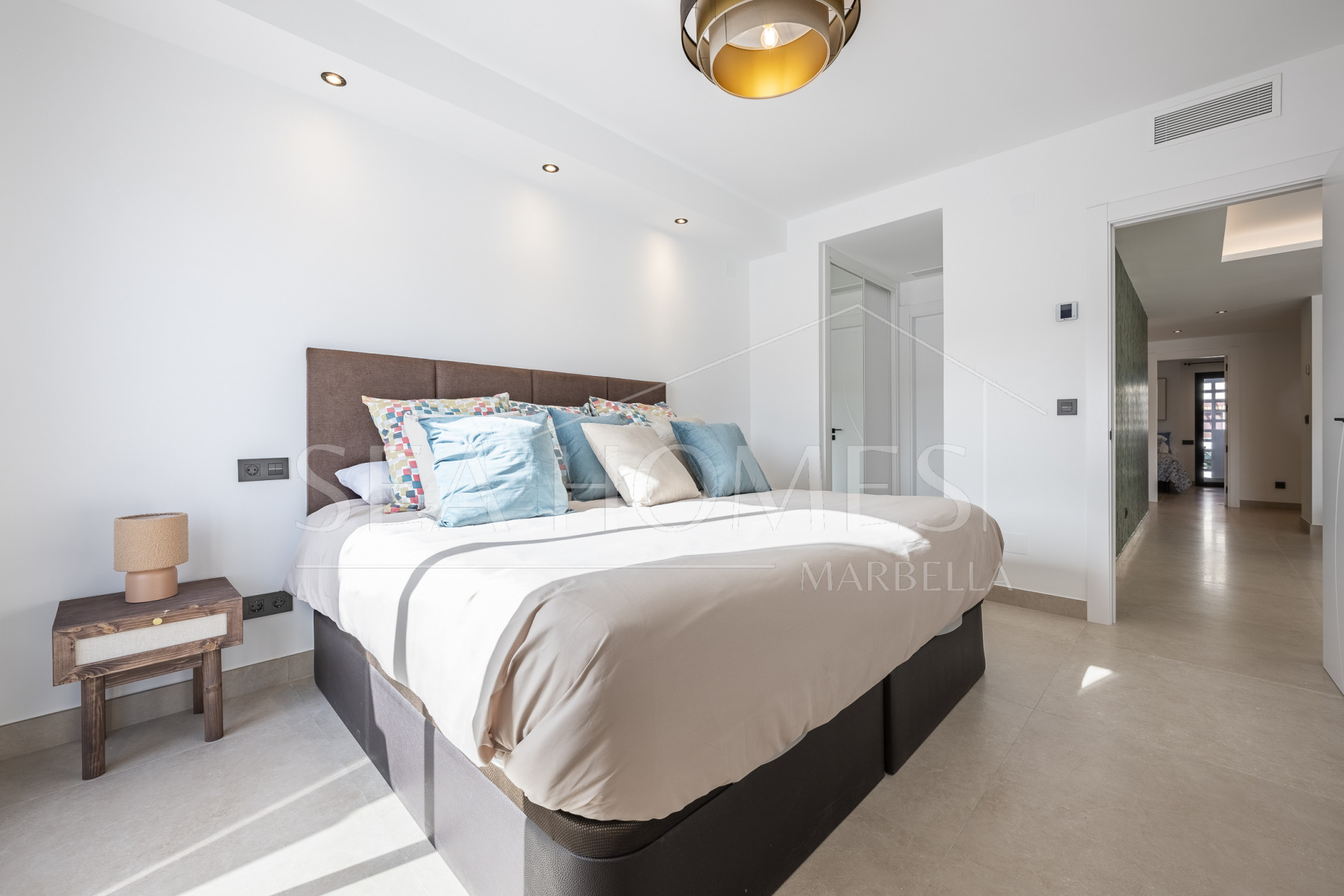 Beautifully renovated three-bedroom, east facing apartment, located in one of the most desirable complexes in Nueva Andalucia, La Maestranza.