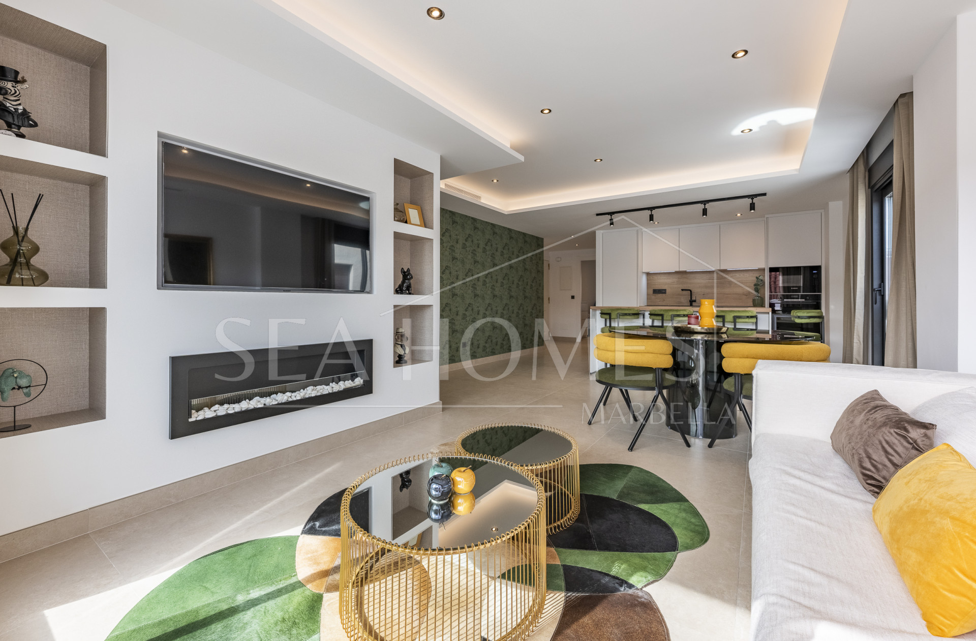 Beautifully renovated three-bedroom, east facing apartment, located in one of the most desirable complexes in Nueva Andalucia, La Maestranza.