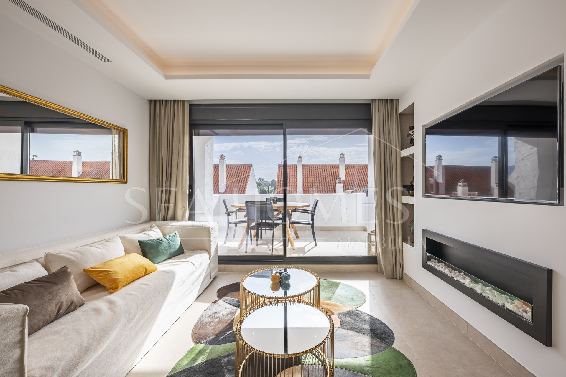 Beautifully renovated three-bedroom, east facing apartment, located in one of the most desirable complexes in Nueva Andalucia, La Maestranza.