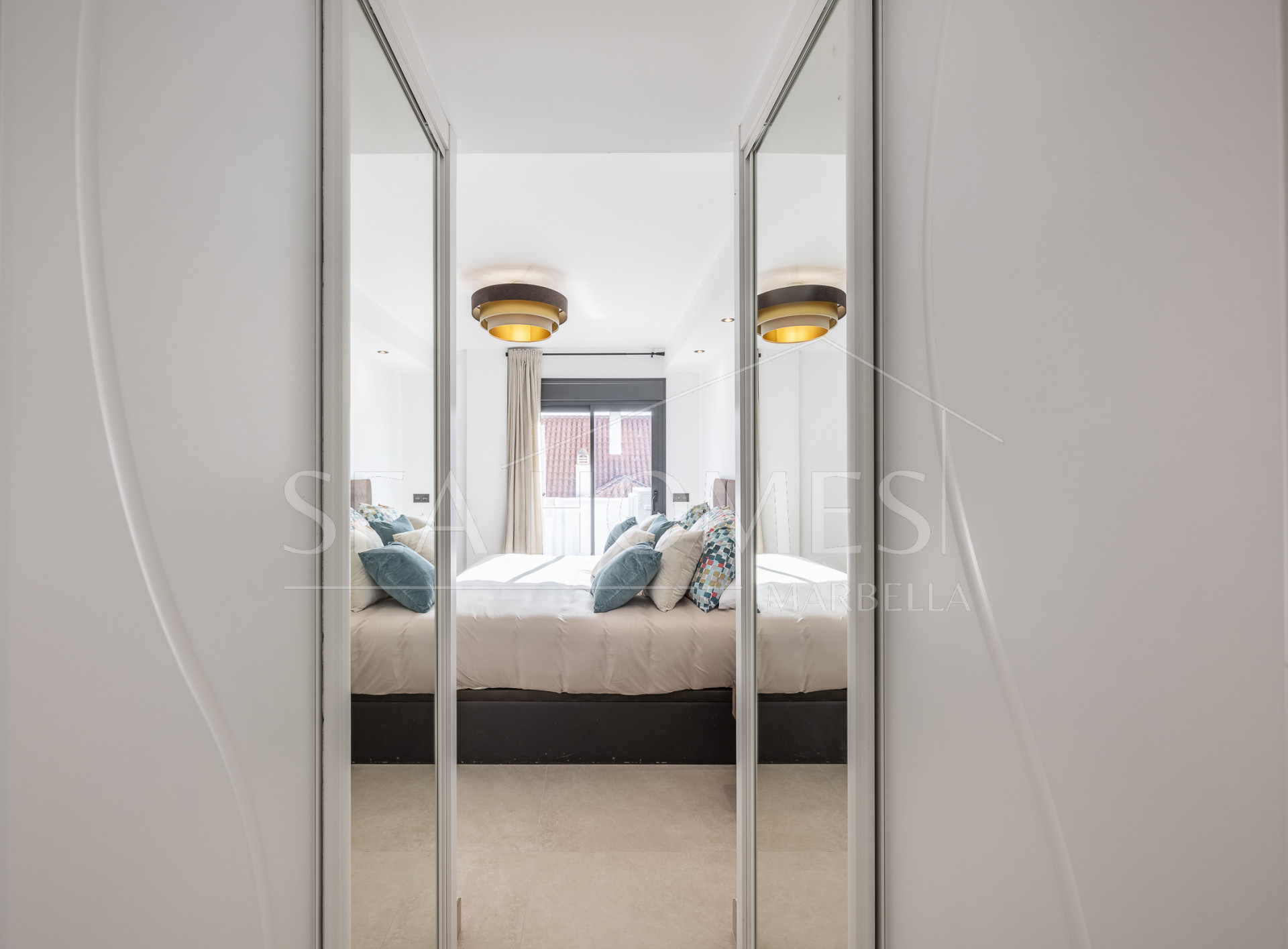 Beautifully renovated three-bedroom, east facing apartment, located in one of the most desirable complexes in Nueva Andalucia, La Maestranza.