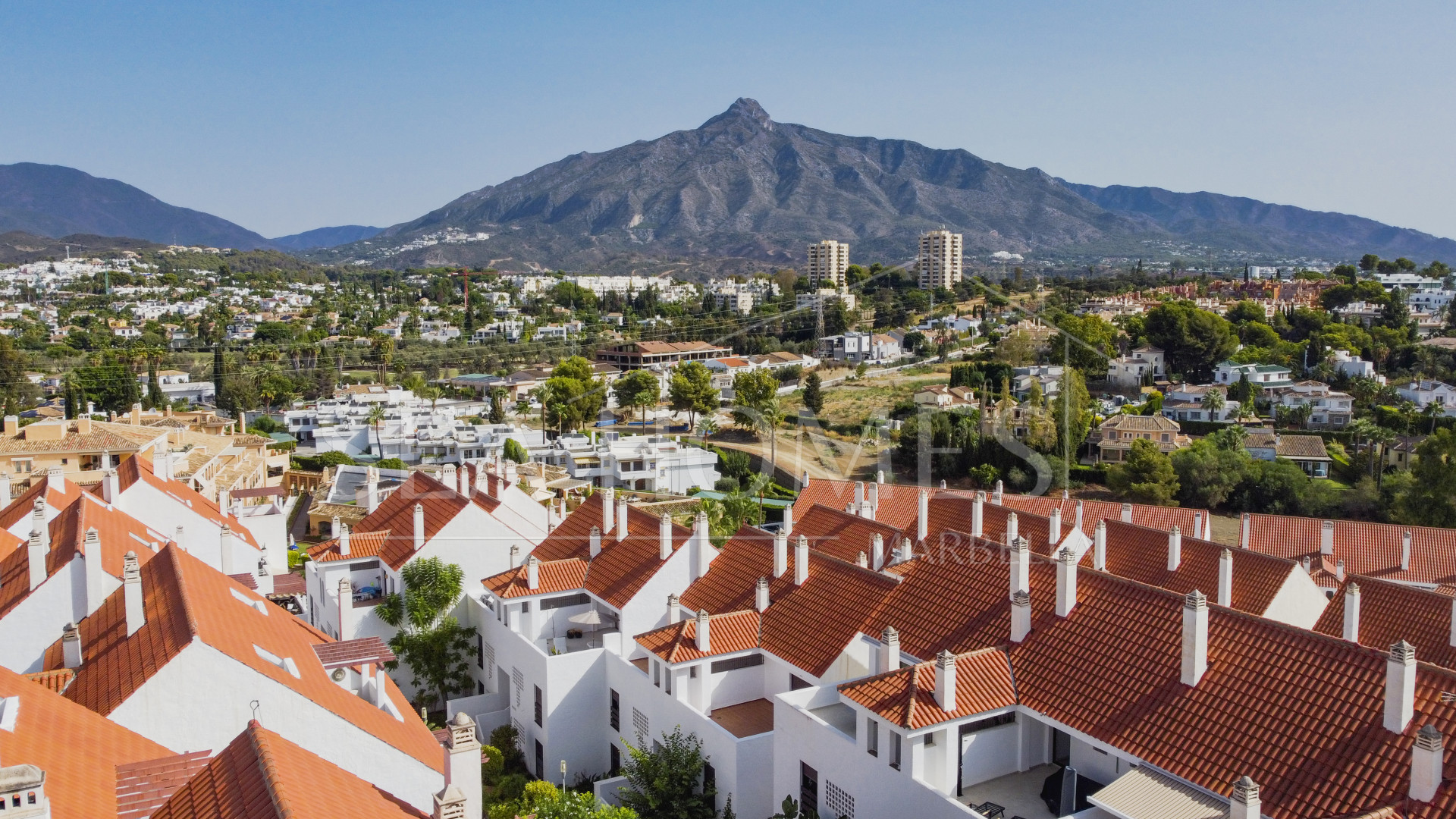 Beautifully renovated three-bedroom, east facing apartment, located in one of the most desirable complexes in Nueva Andalucia, La Maestranza.