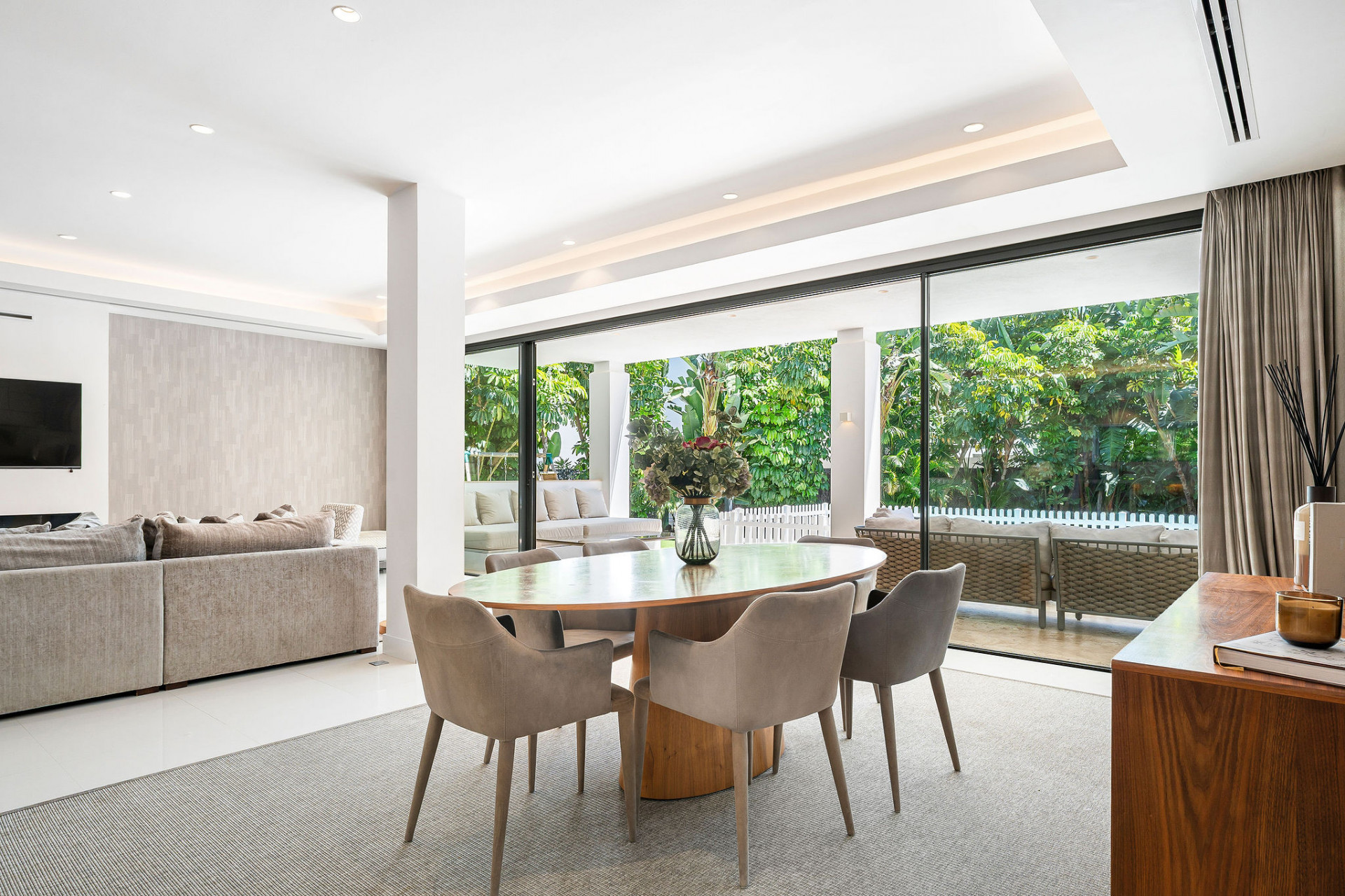 Villa elegante con orientación sur de cinco dormitorios situada en la zona de Prestigiosa de La Quinta, Benahavis