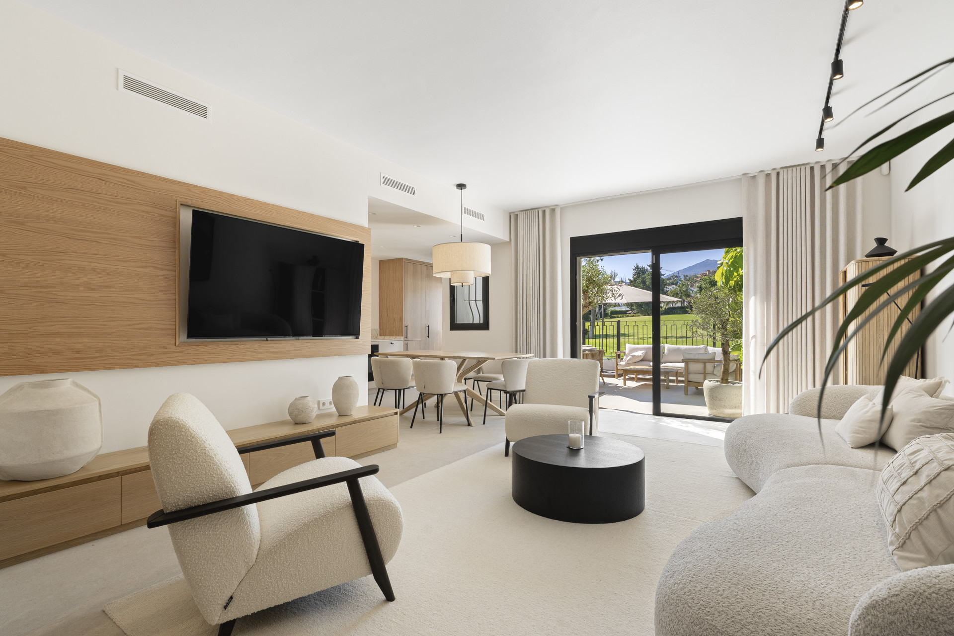 Beautiful three bedroom frontline golf townhouse in Los Naranjos Country Club, Nueva Andalucia