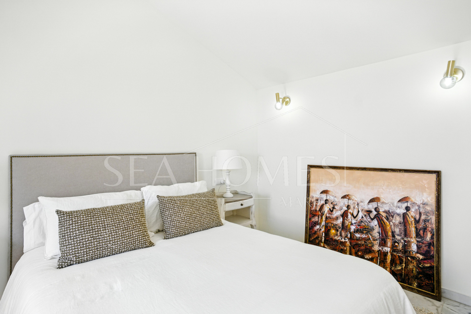 Beautiful, south facing three bedroom duplex penthouse, located in the gated community Costa Nagueles III