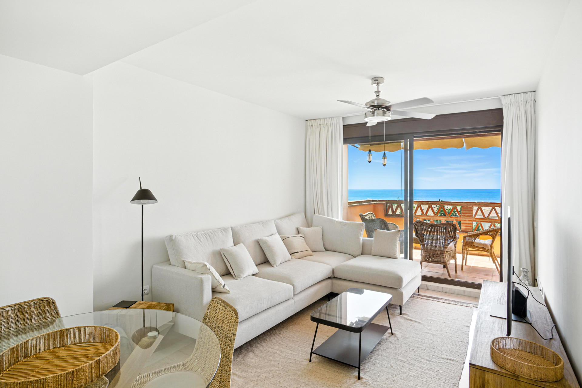 Precioso ático dúplex con orientación sur, situado en la comunidad cerrada Costa Nagueles III
