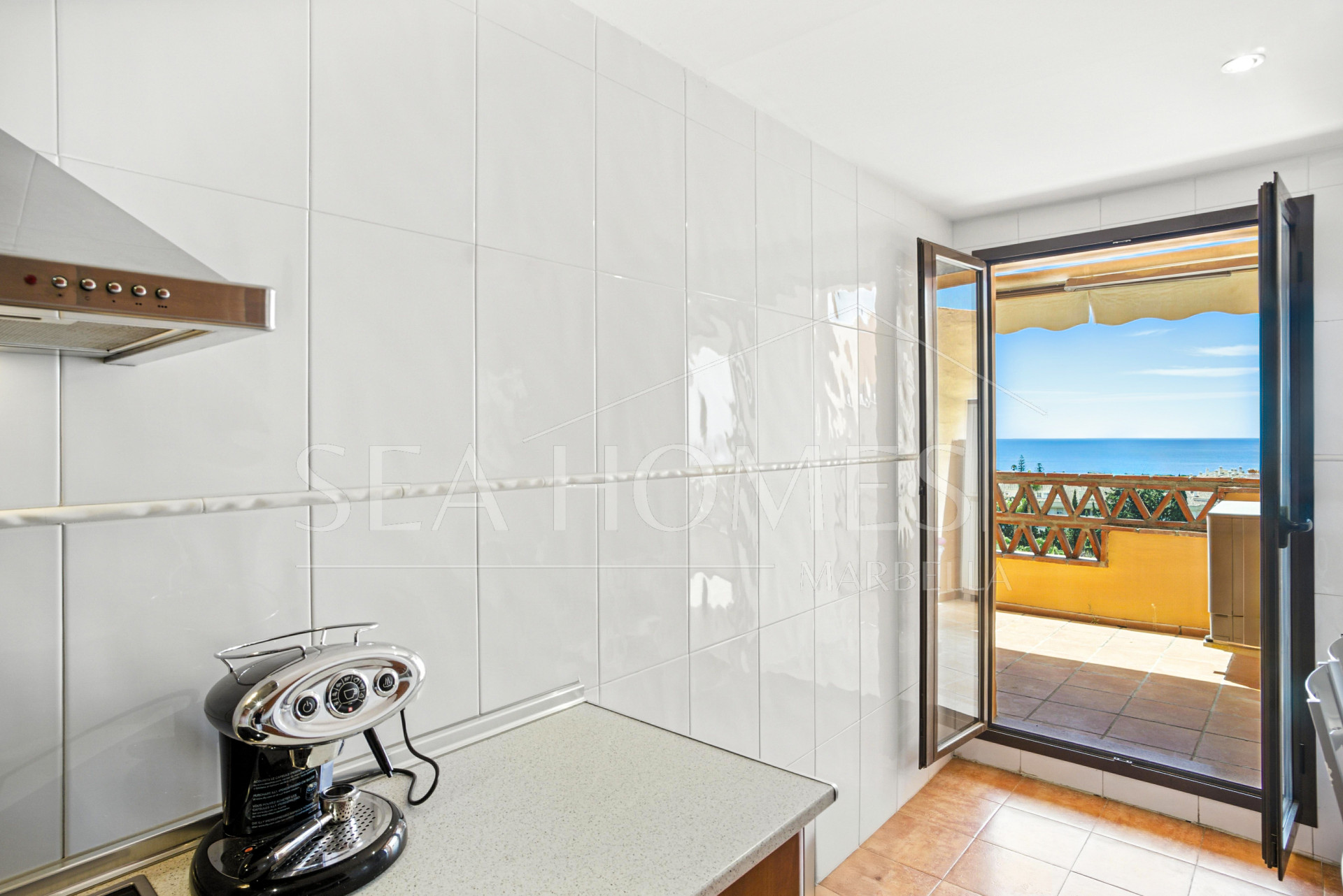Beautiful, south facing three bedroom duplex penthouse, located in the gated community Costa Nagueles III
