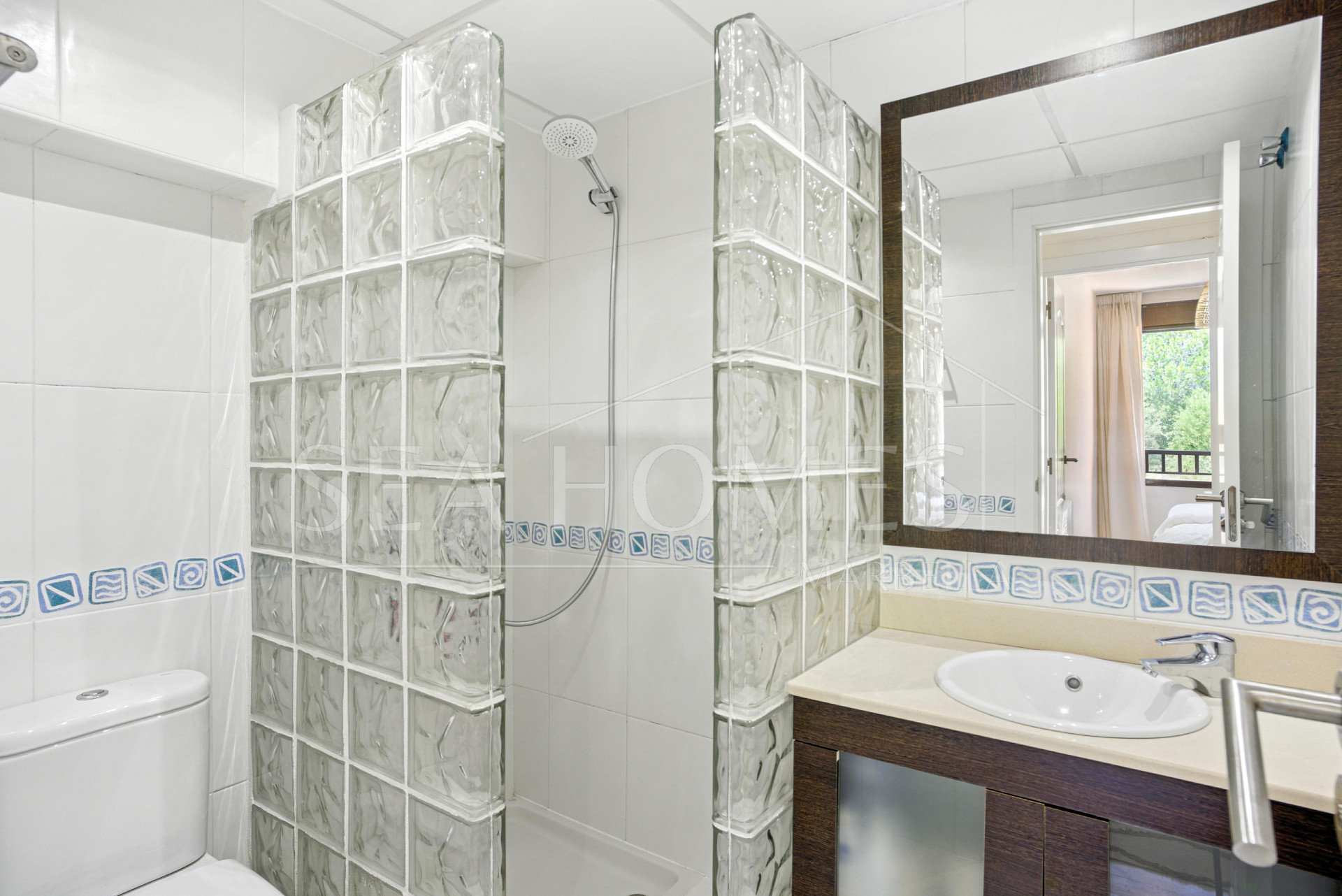 Beautiful, south facing three bedroom duplex penthouse, located in the gated community Costa Nagueles III