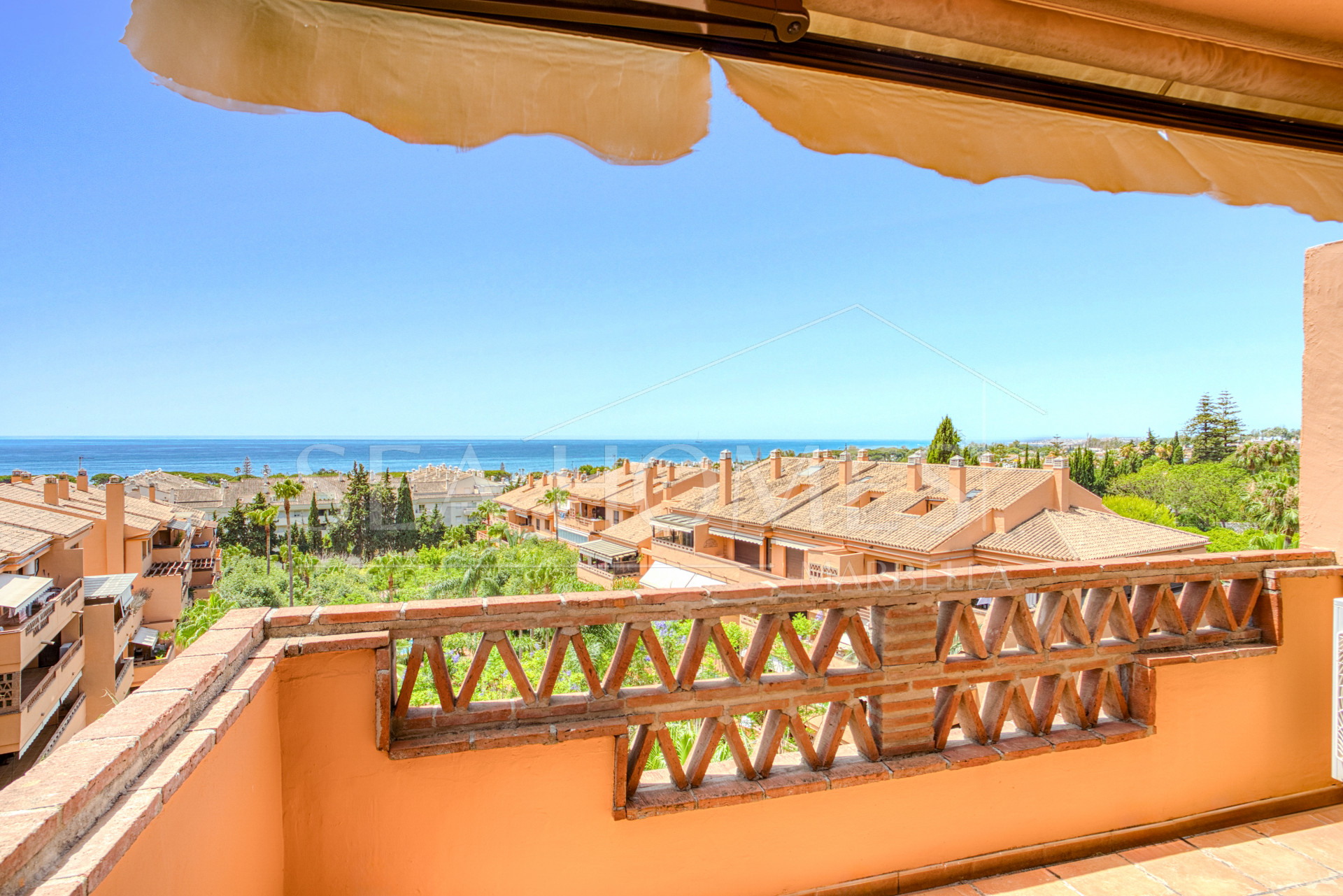 Beautiful, south facing three bedroom duplex penthouse, located in the gated community Costa Nagueles III