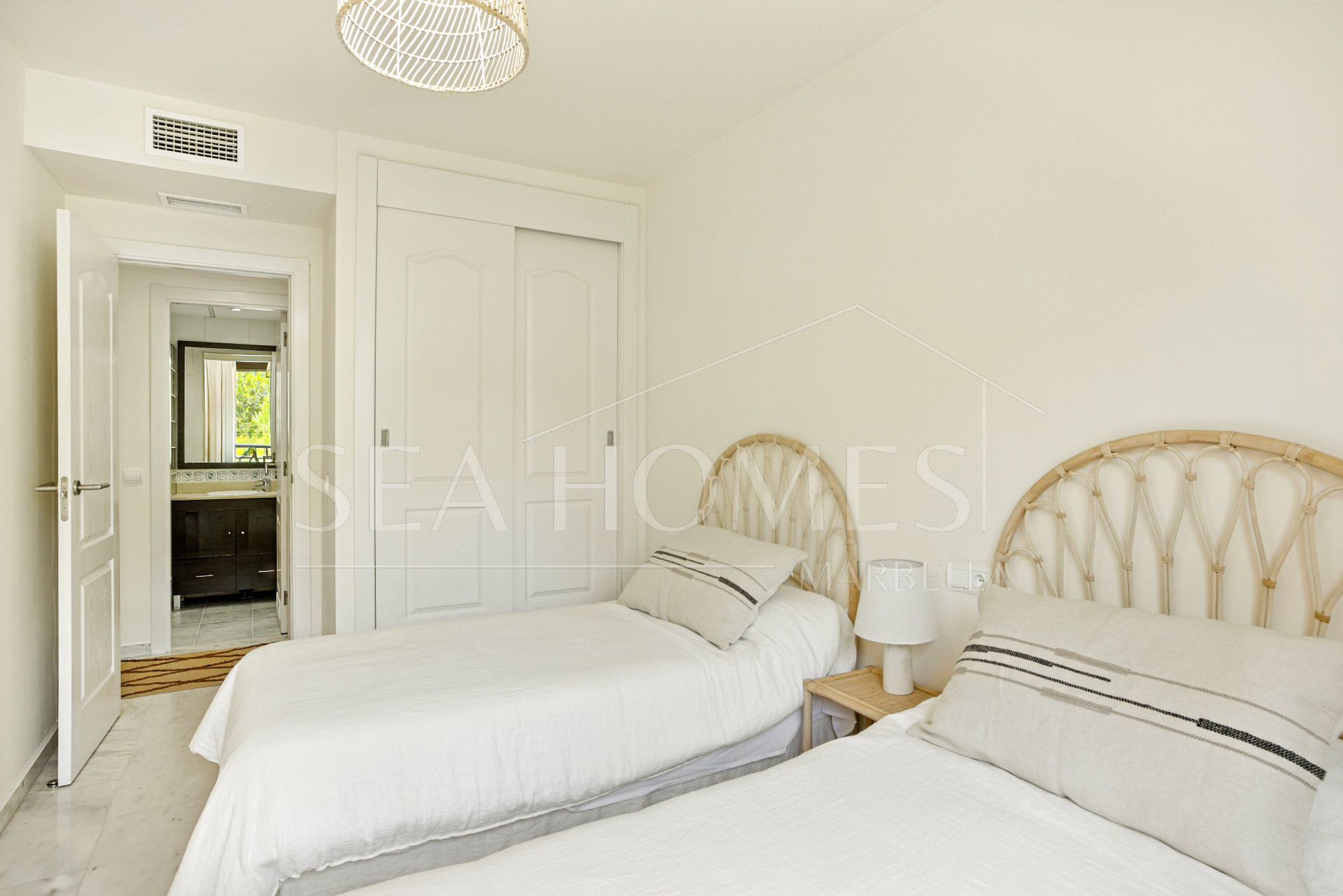 Beautiful, south facing three bedroom duplex penthouse, located in the gated community Costa Nagueles III