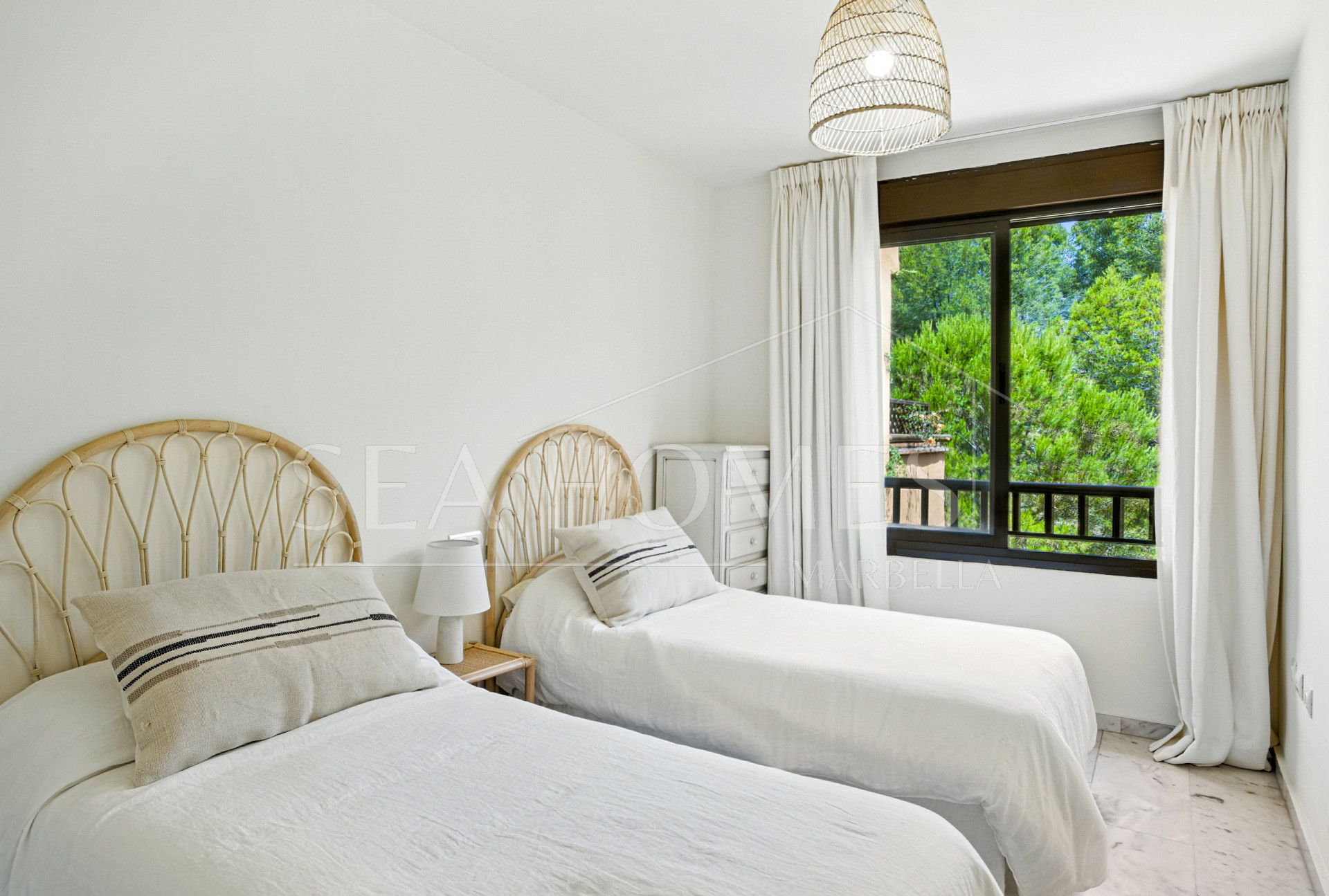 Beautiful, south facing three bedroom duplex penthouse, located in the gated community Costa Nagueles III