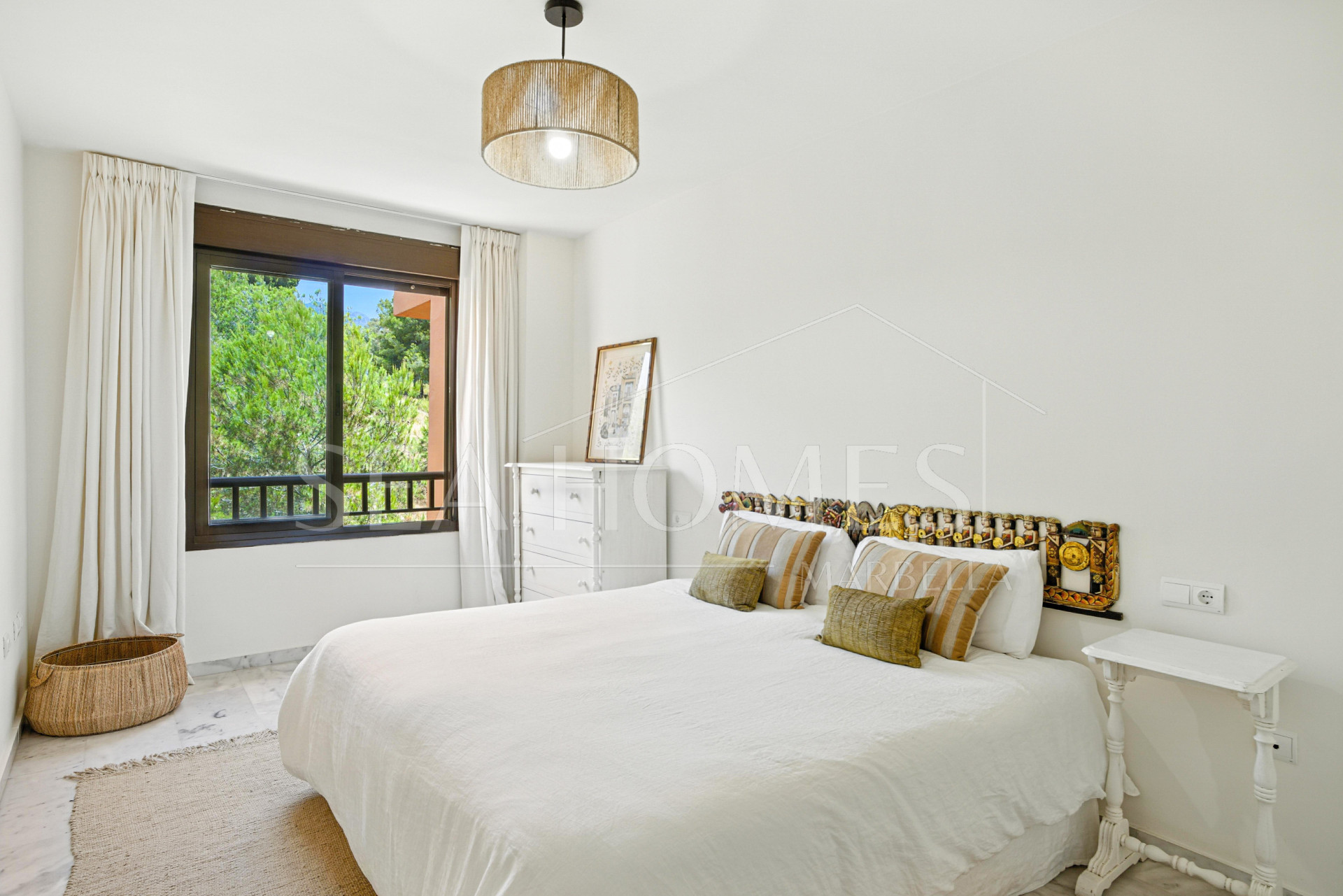 Beautiful, south facing three bedroom duplex penthouse, located in the gated community Costa Nagueles III