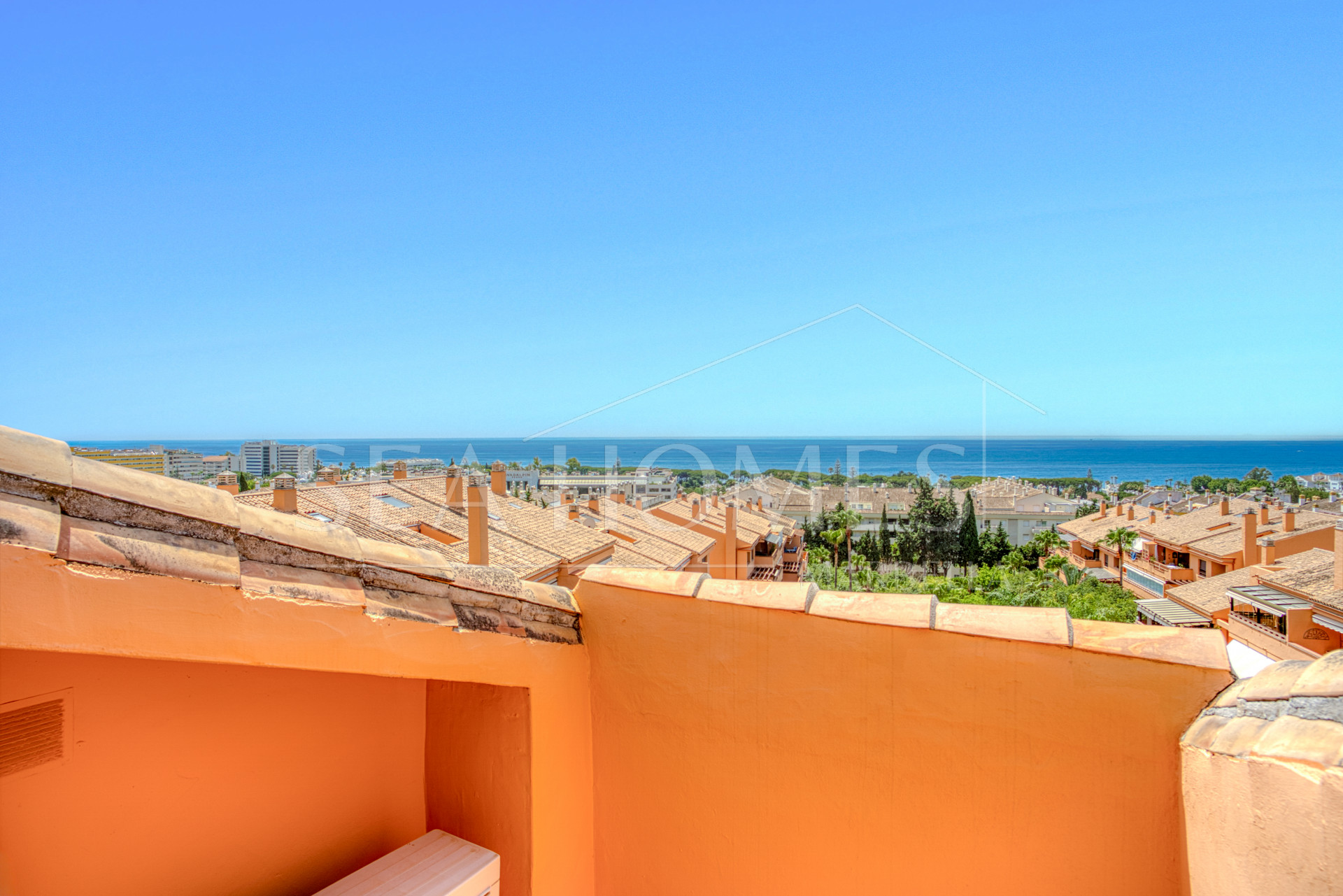 Beautiful, south facing three bedroom duplex penthouse, located in the gated community Costa Nagueles III