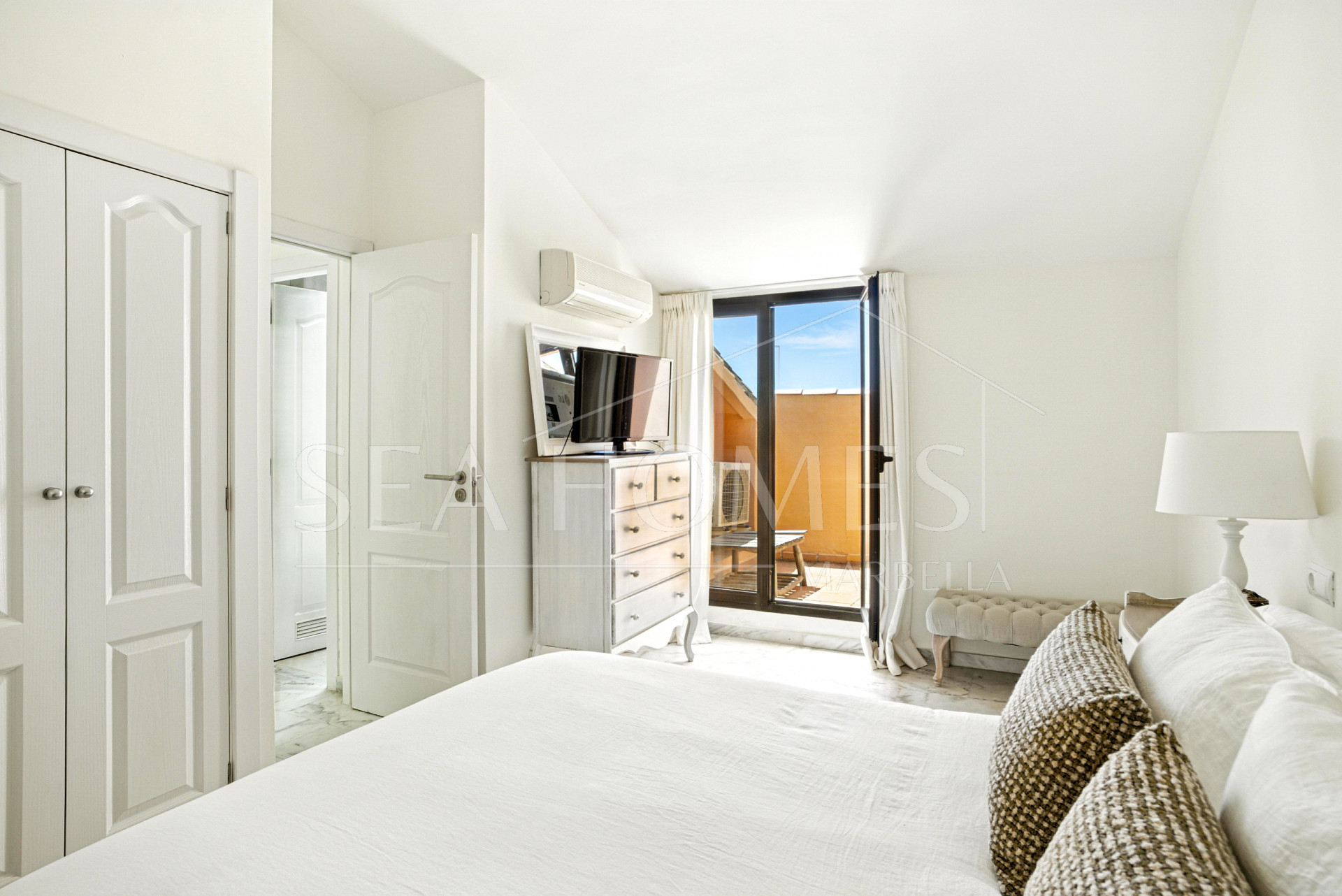 Beautiful, south facing three bedroom duplex penthouse, located in the gated community Costa Nagueles III