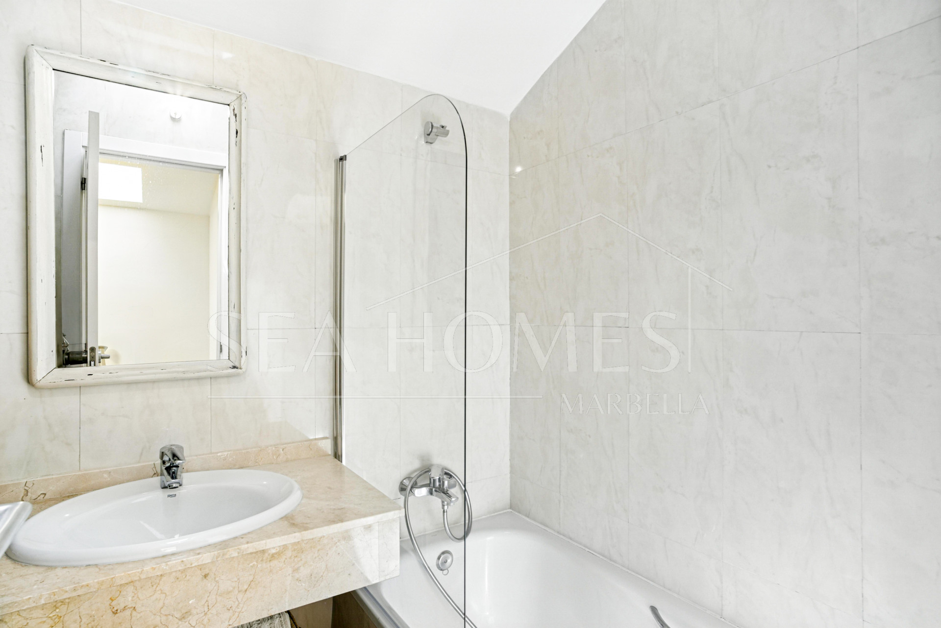 Beautiful, south facing three bedroom duplex penthouse, located in the gated community Costa Nagueles III