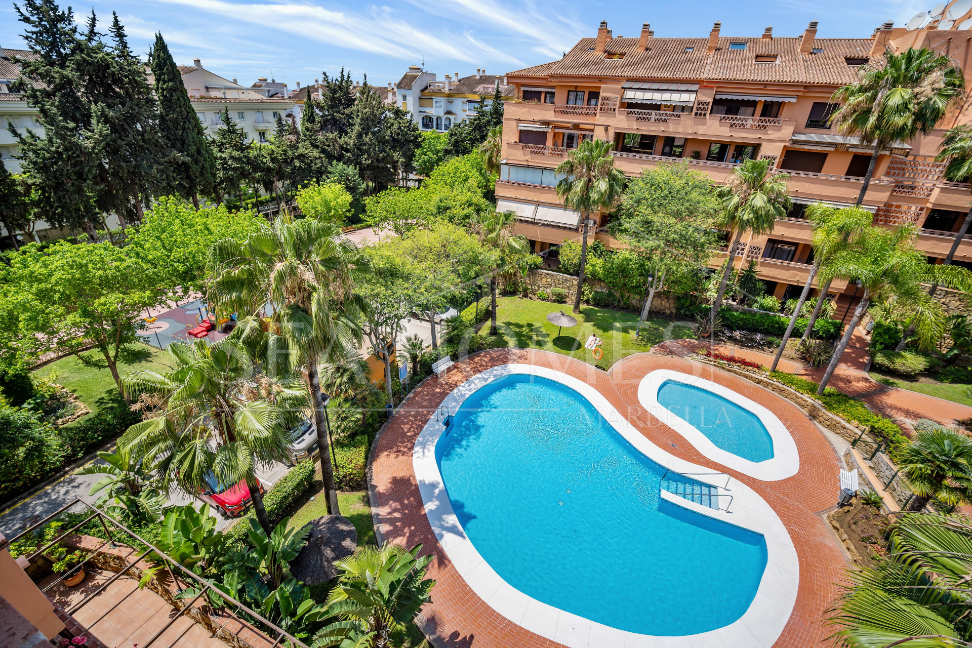 Beautiful, south facing three bedroom duplex penthouse, located in the gated community Costa Nagueles III