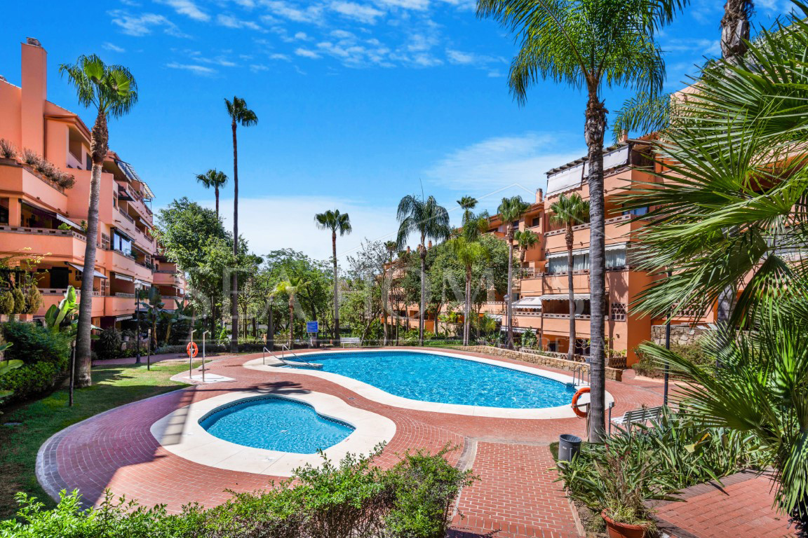 Beautiful, south facing three bedroom duplex penthouse, located in the gated community Costa Nagueles III