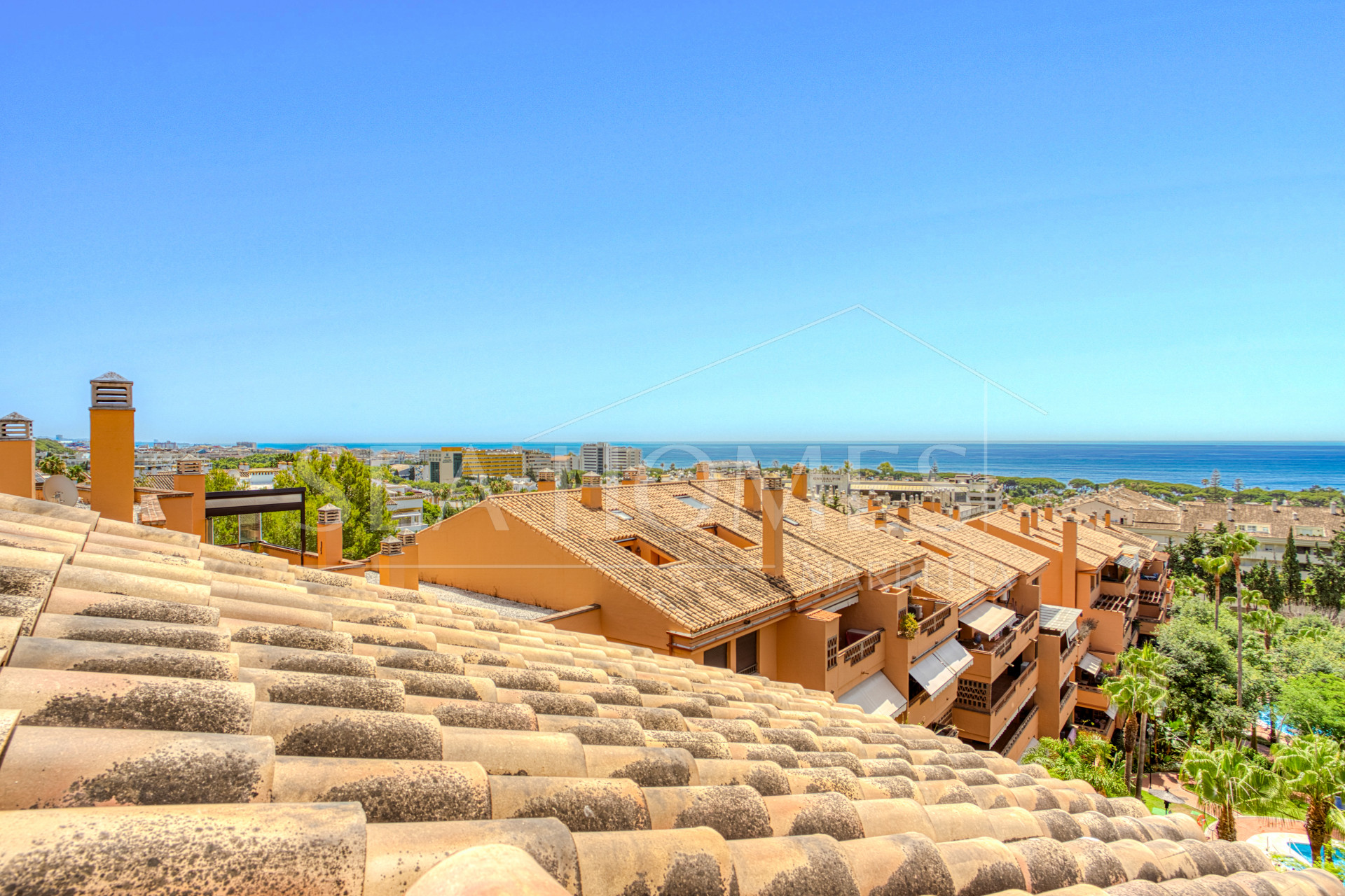 Beautiful, south facing three bedroom duplex penthouse, located in the gated community Costa Nagueles III