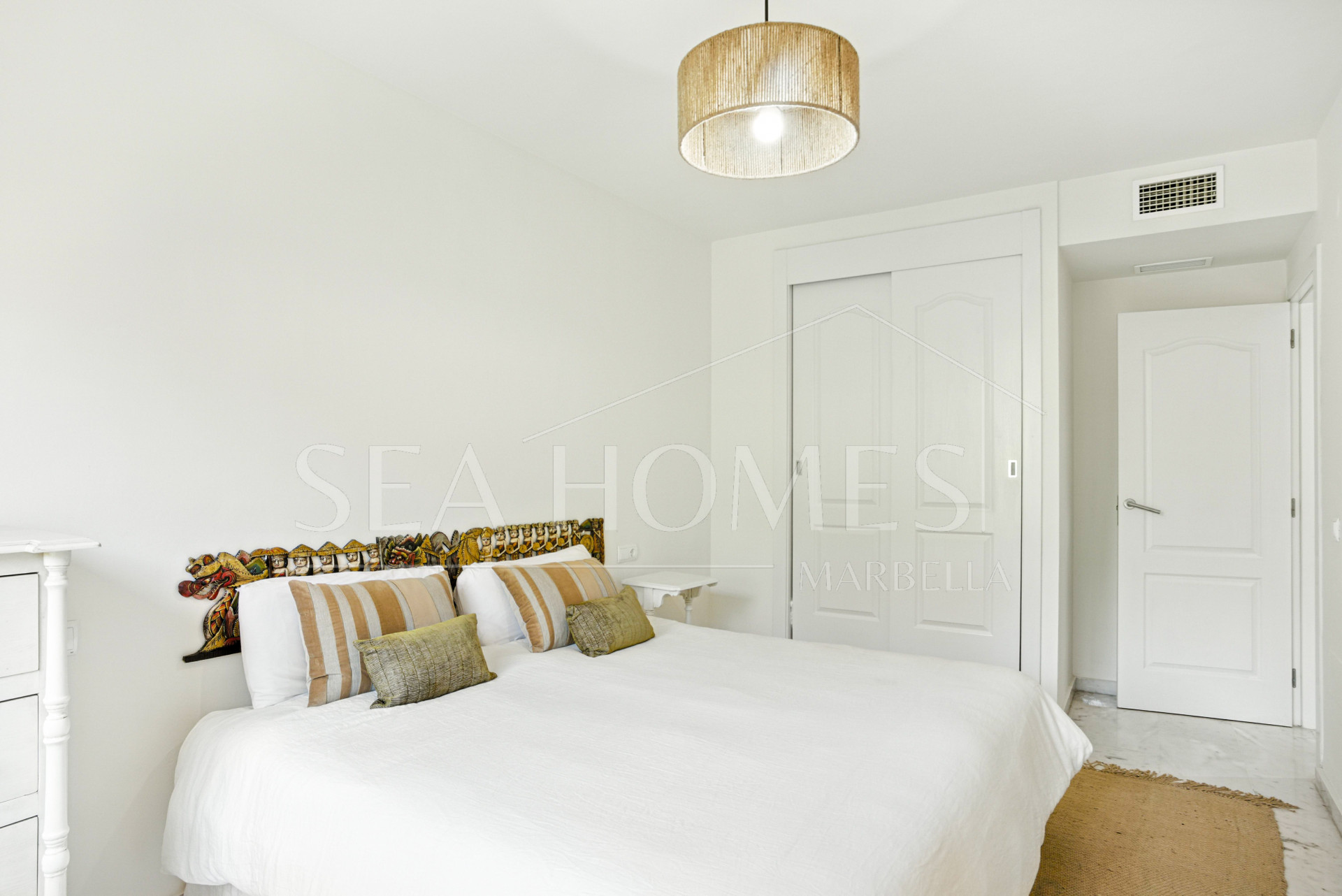 Beautiful, south facing three bedroom duplex penthouse, located in the gated community Costa Nagueles III