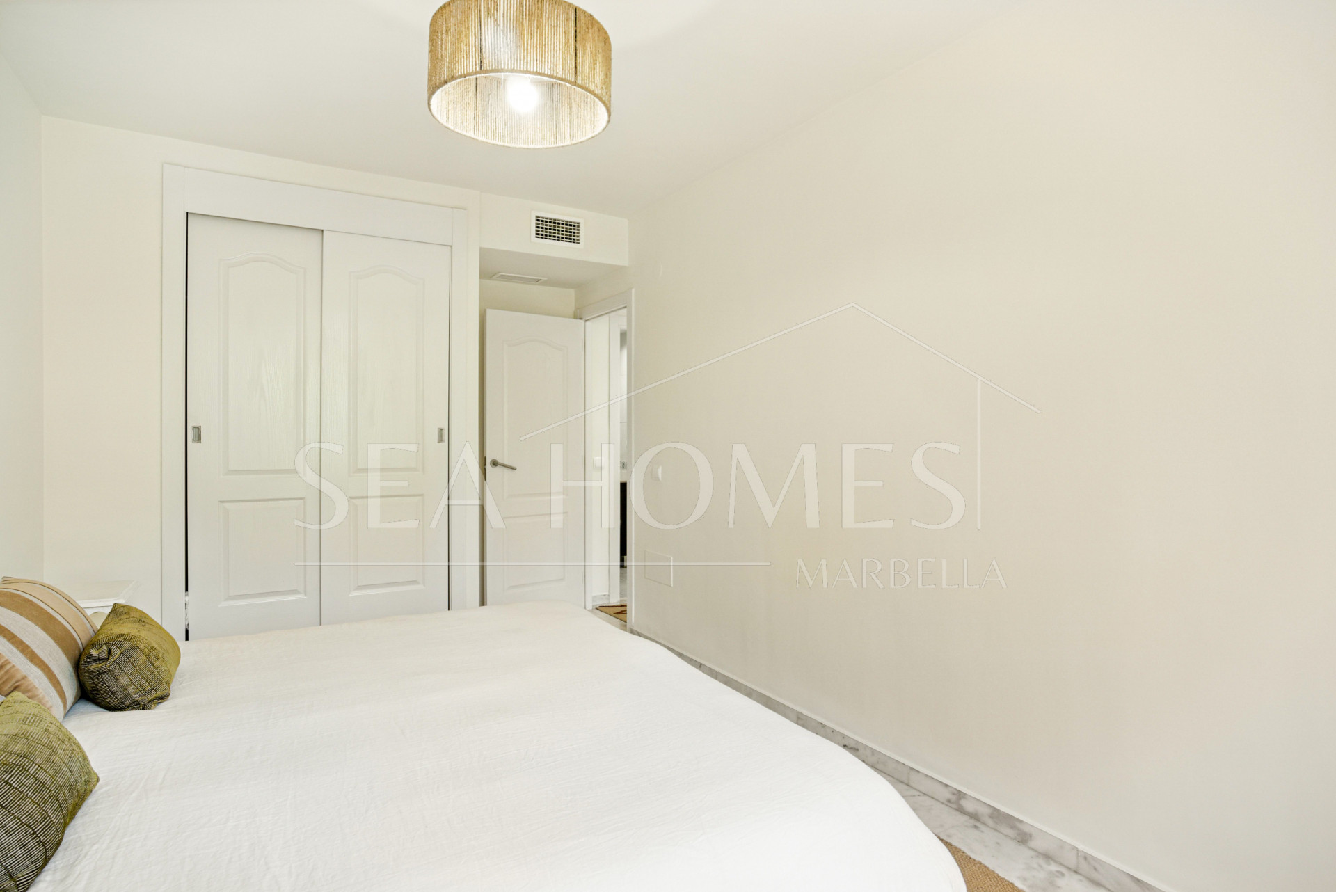 Beautiful, south facing three bedroom duplex penthouse, located in the gated community Costa Nagueles III