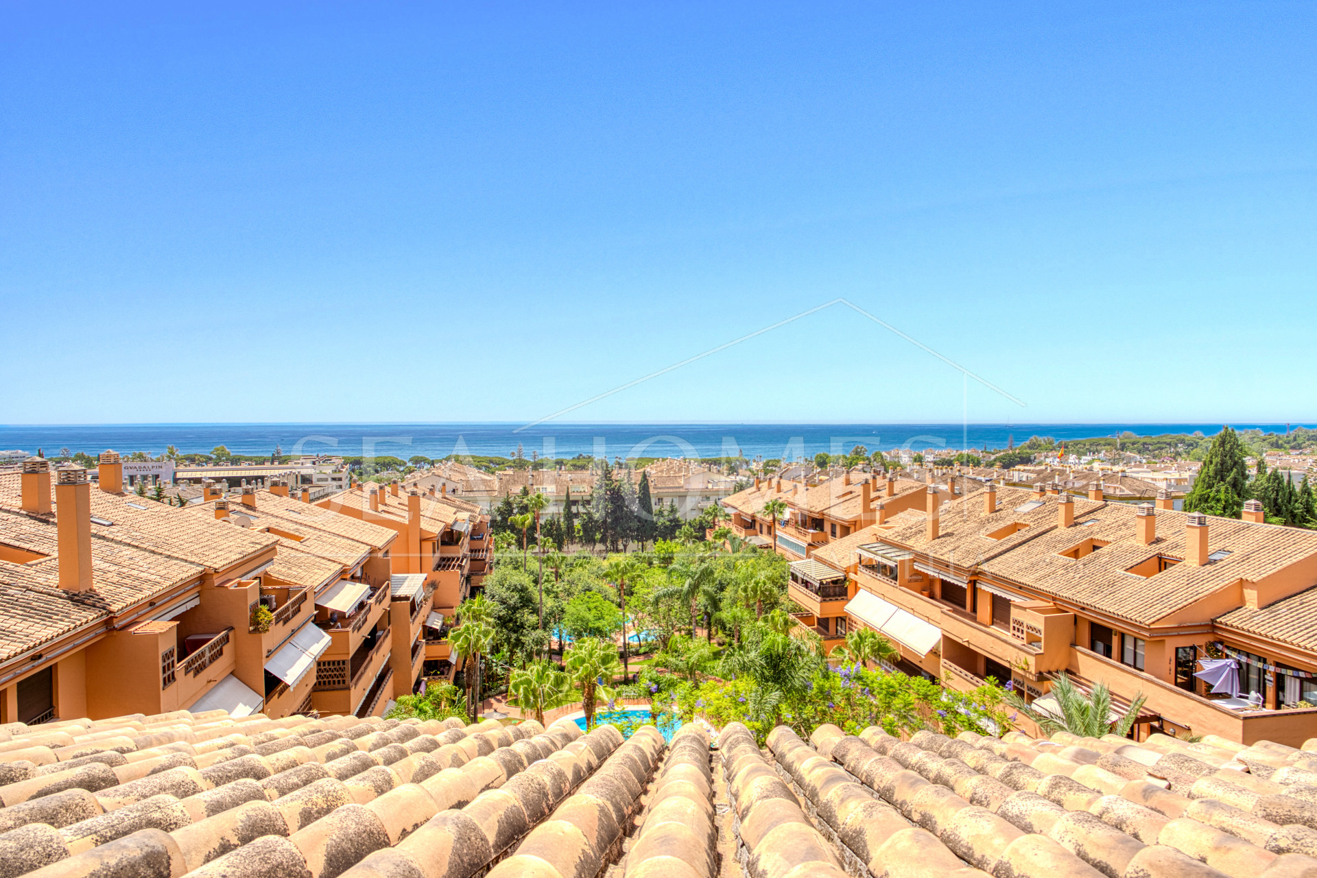 Beautiful, south facing three bedroom duplex penthouse, located in the gated community Costa Nagueles III