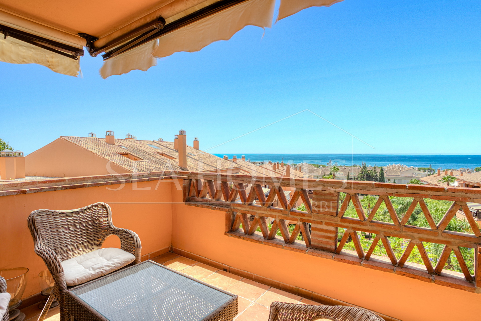 Beautiful, south facing three bedroom duplex penthouse, located in the gated community Costa Nagueles III