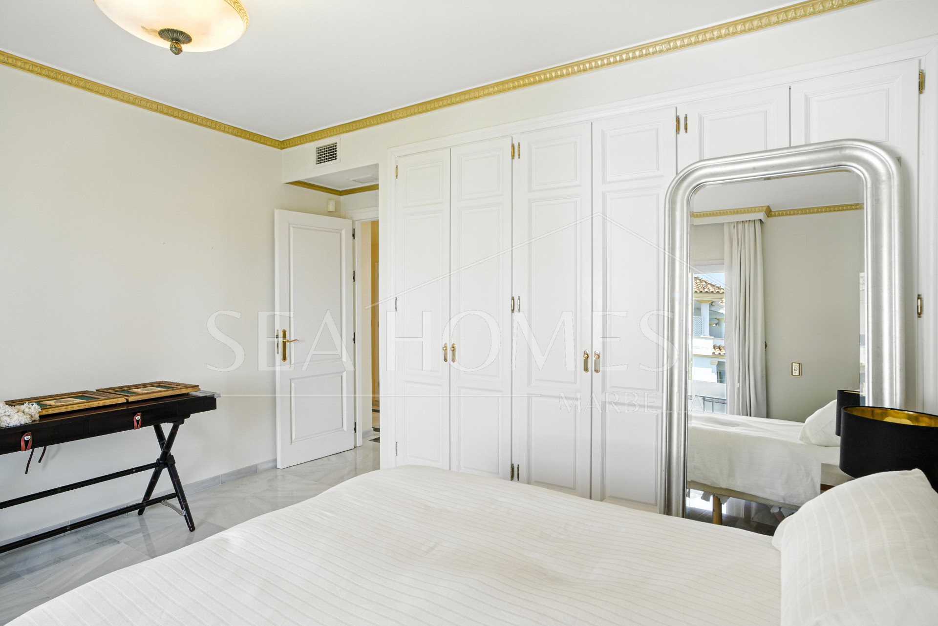 Wonderful three bedroom, south east facing duplex penthouse in the exclusive and gated community of Monte Paraiso on the Golden Mile