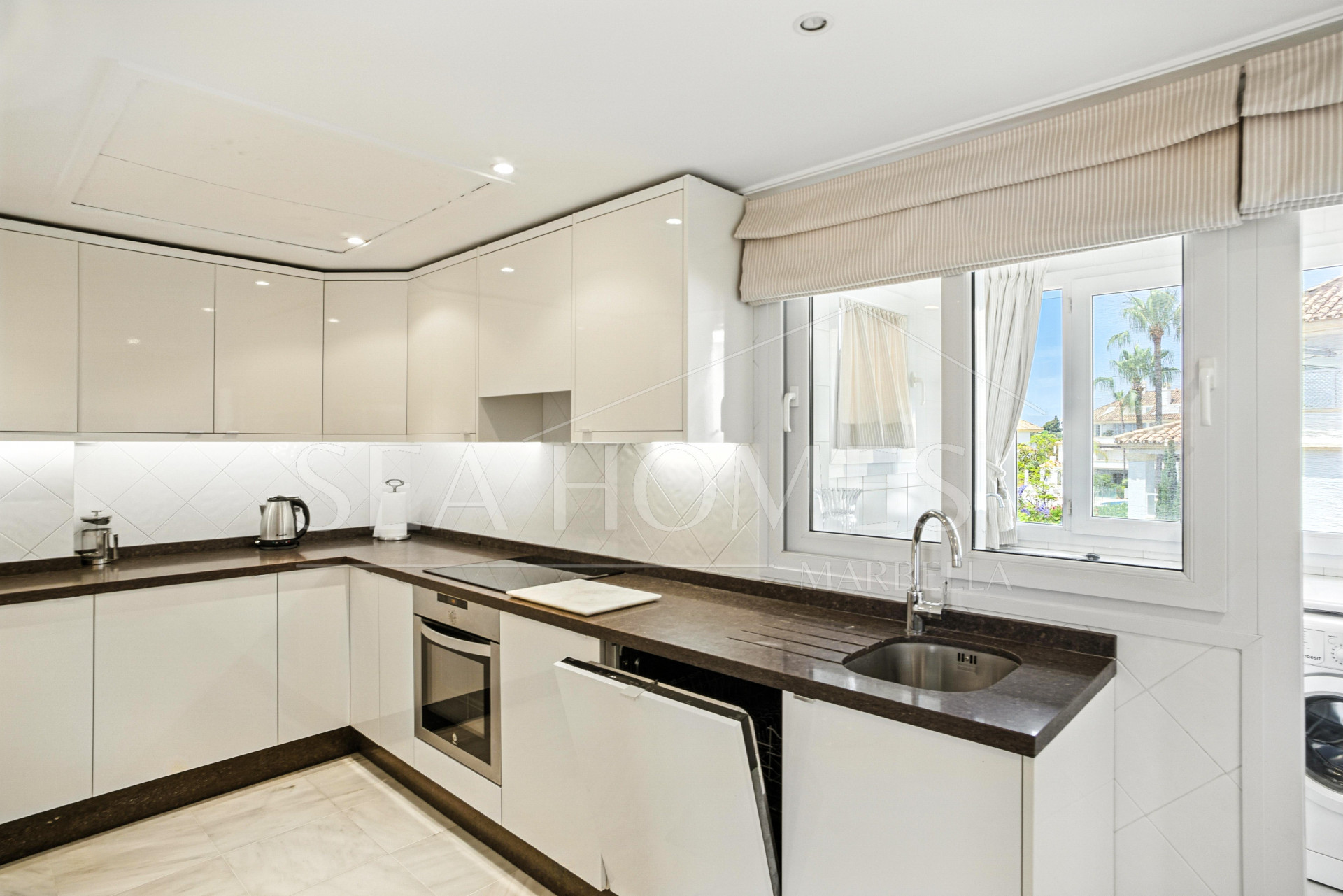 Wonderful three bedroom, south east facing duplex penthouse in the exclusive and gated community of Monte Paraiso on the Golden Mile