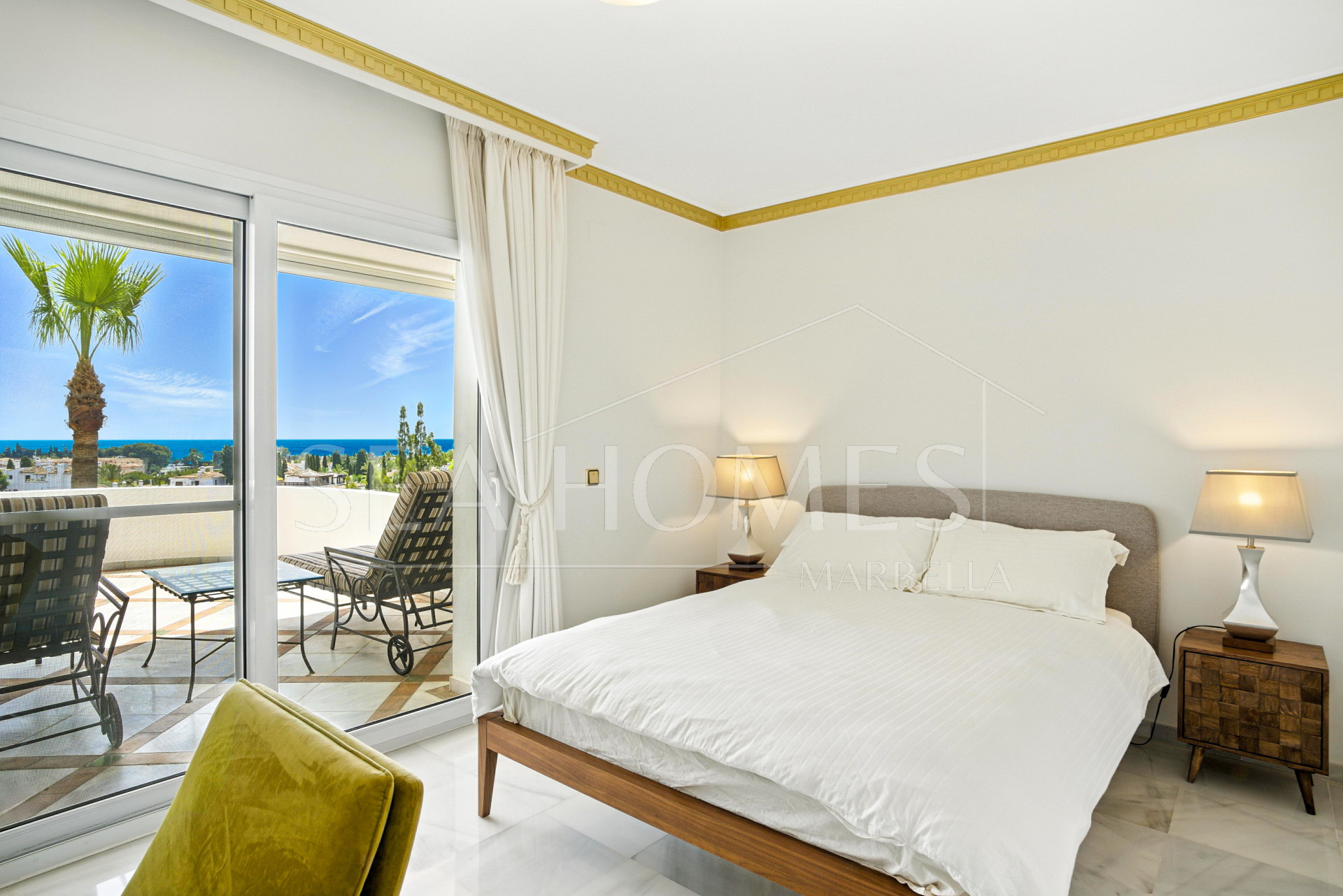 Wonderful three bedroom, south east facing duplex penthouse in the exclusive and gated community of Monte Paraiso on the Golden Mile